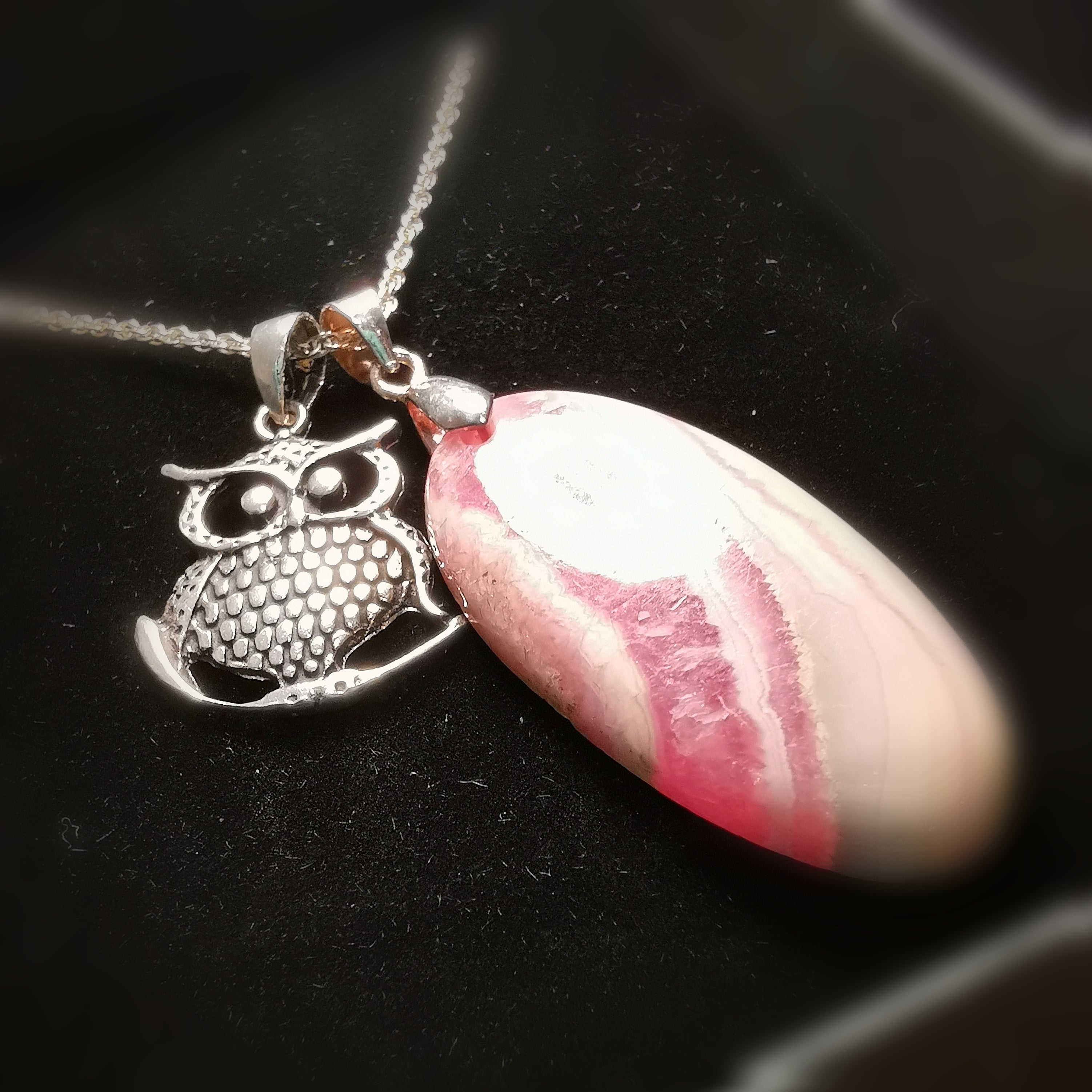 Rhodochrosit Edelstein Heilstein Karma Kette mit Krafttier Eule, Chakra Aura Schmuch, liebendes Herz