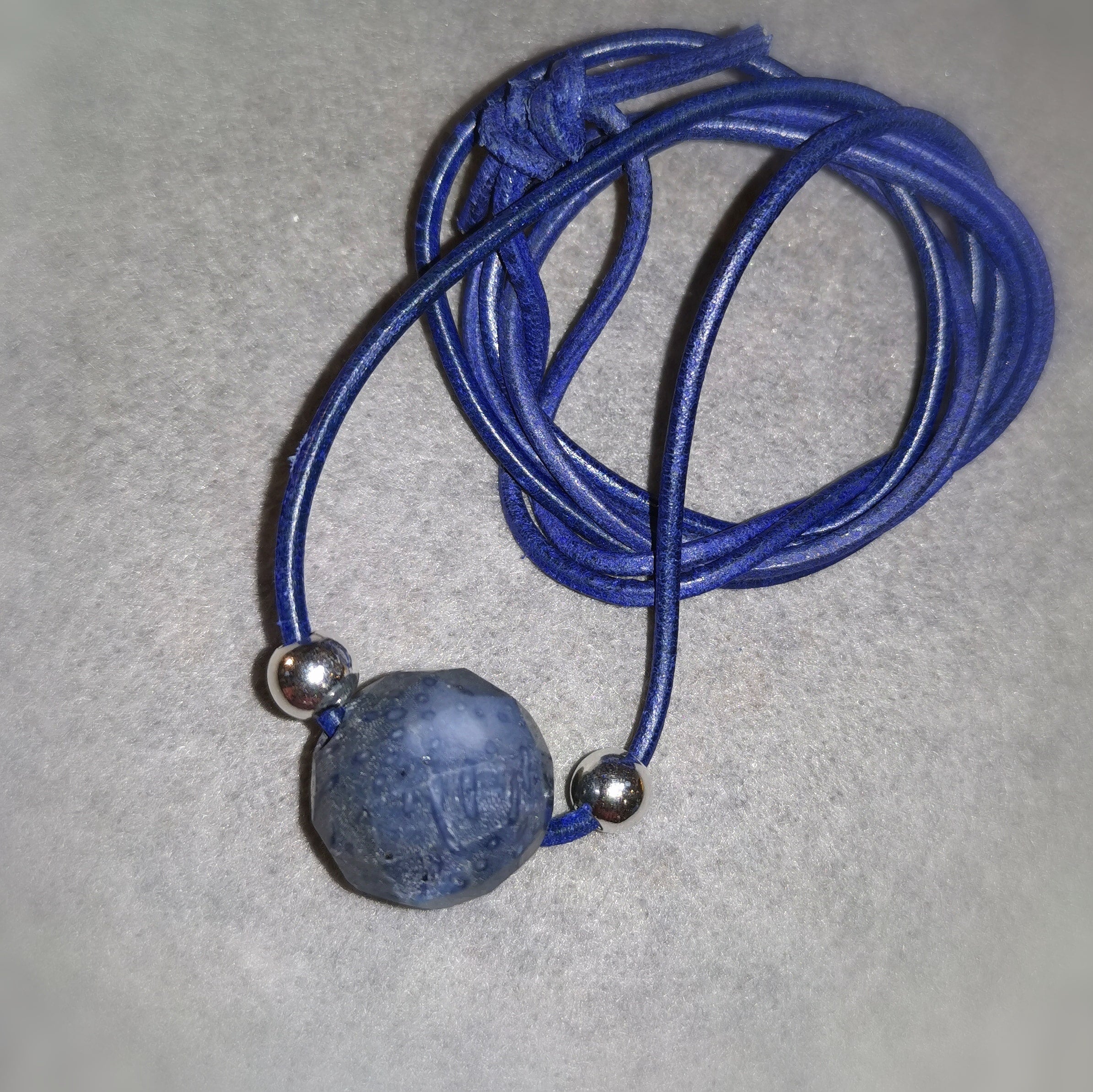 Dumortierit Edelstein Heilstein Kugel Karma Kette an Leder, Chakra Aura Reinigung, entspannt sein