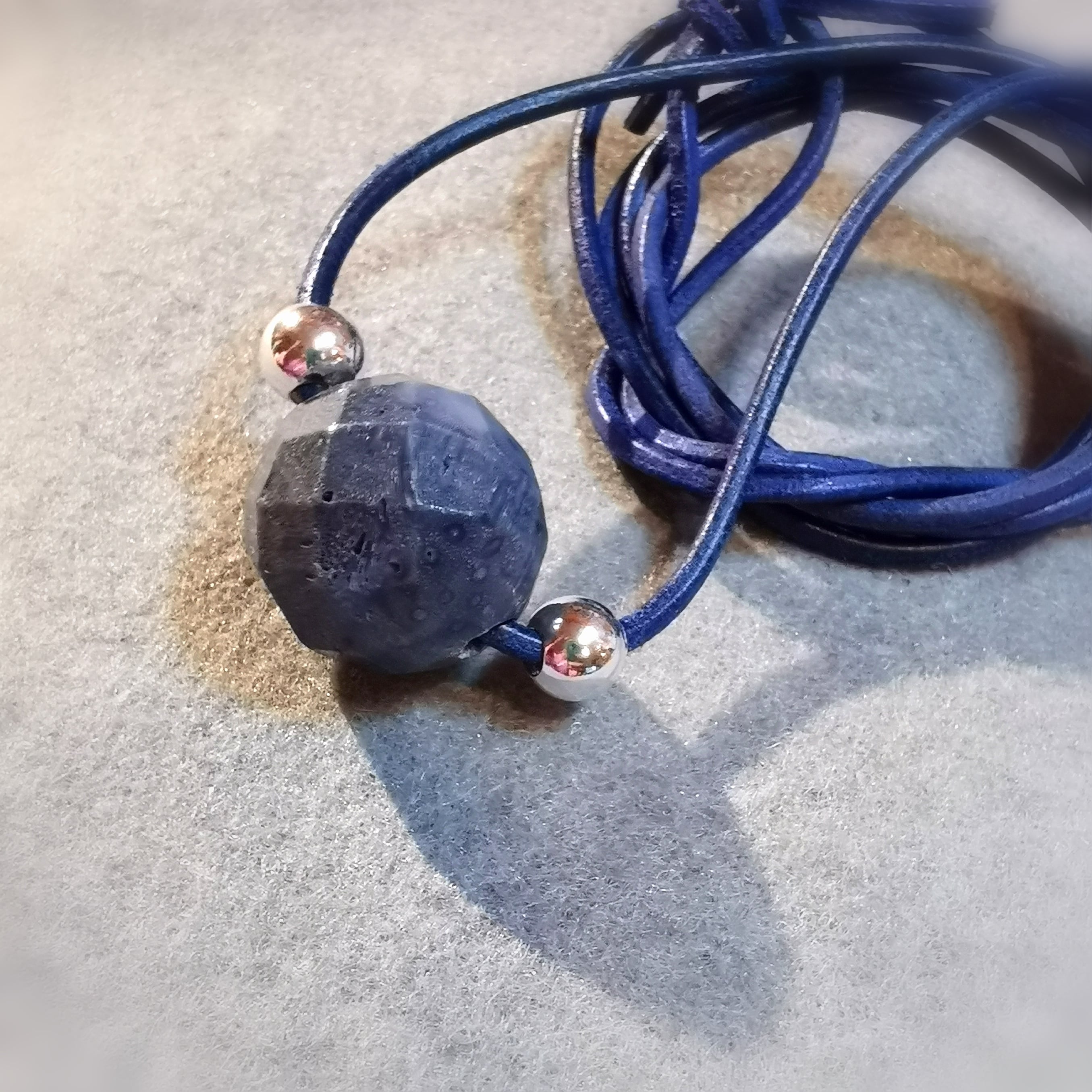 Dumortierit Edelstein Heilstein Kugel Karma Kette an Leder, Chakra Aura Reinigung, entspannt sein