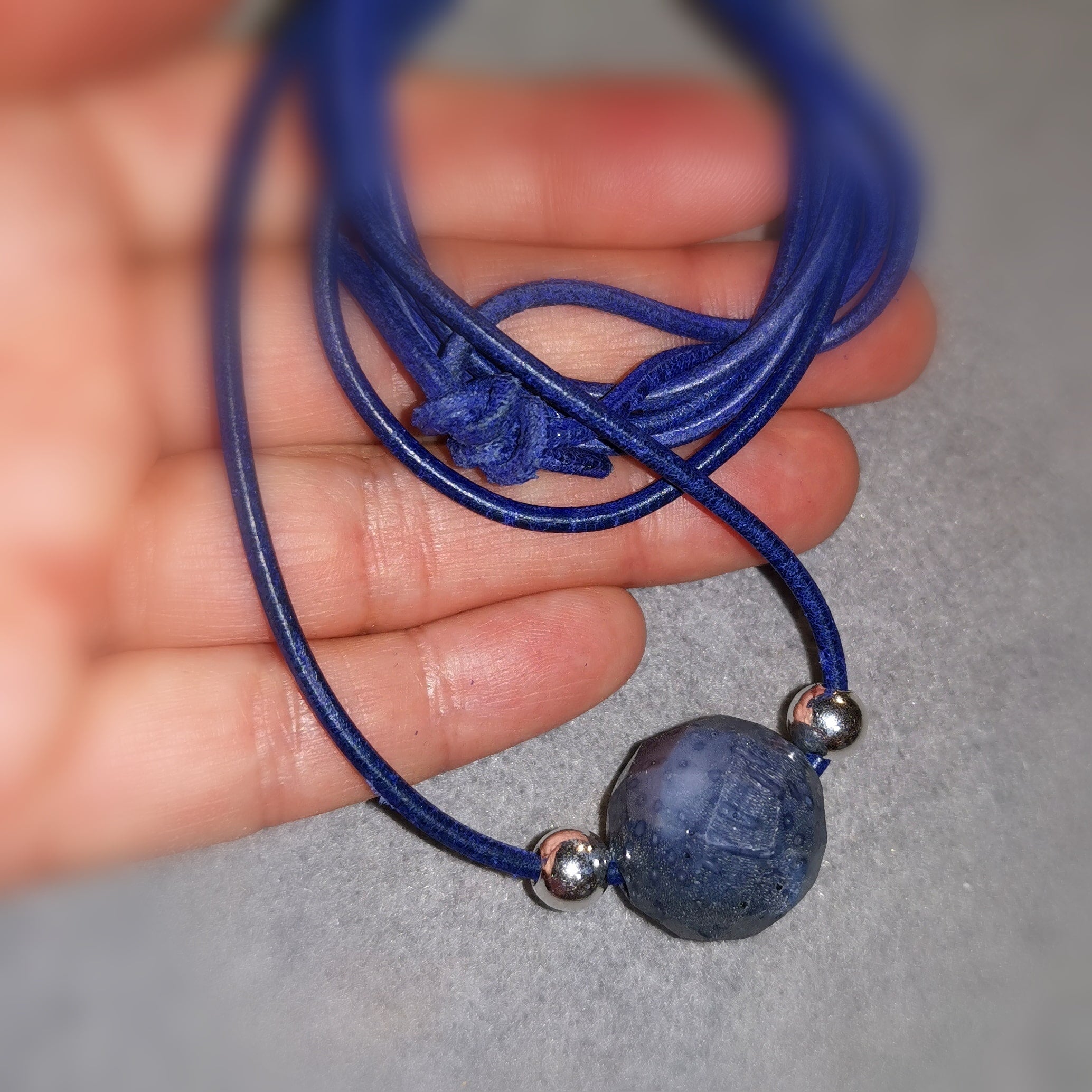 Dumortierit Edelstein Heilstein Kugel Karma Kette an Leder, Chakra Aura Reinigung, entspannt sein