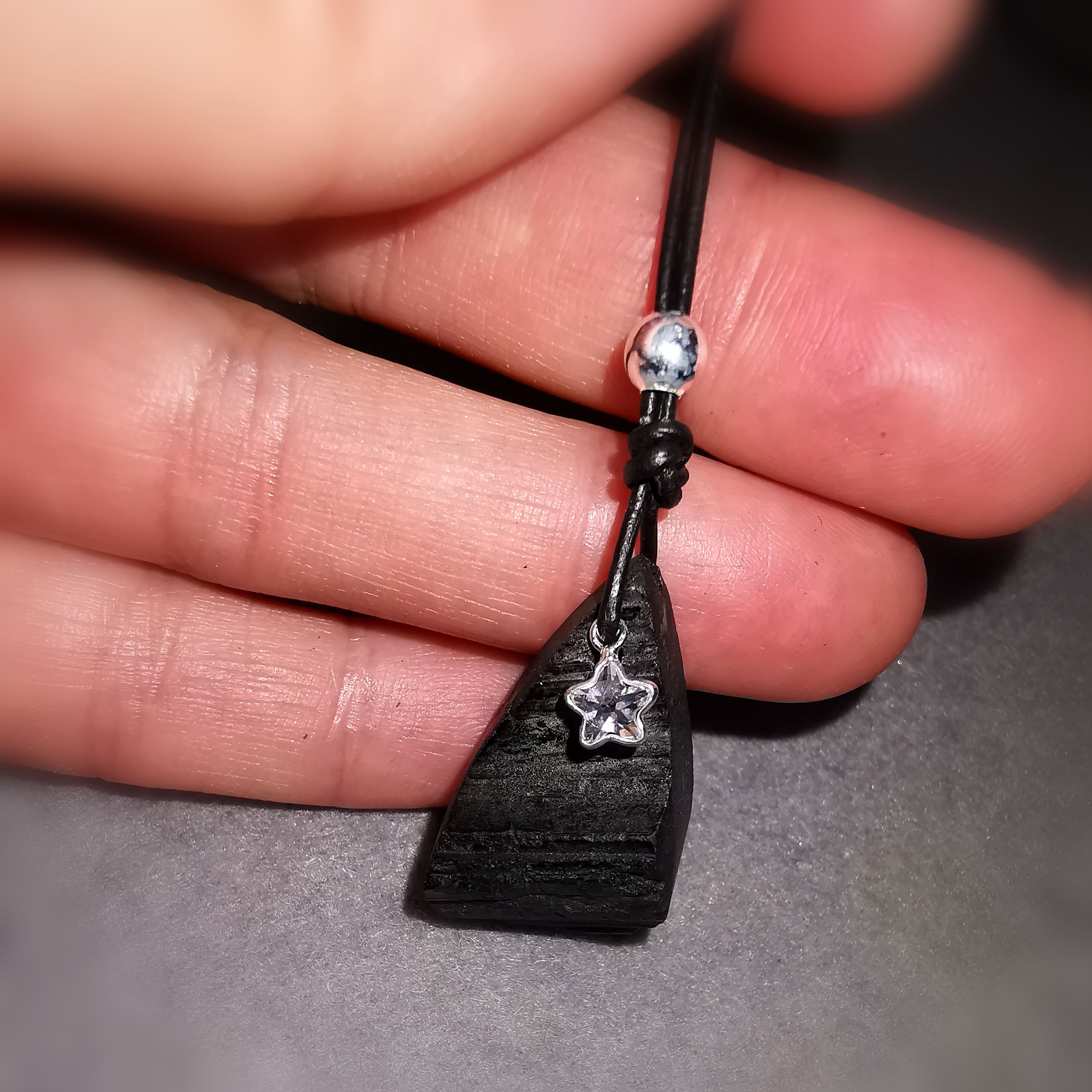 Turmalin Edelstein Natur Heilstein schwarz, Seestern Design Karma Kette an Leder Krafttier Schmuck, Kraft und Schutz