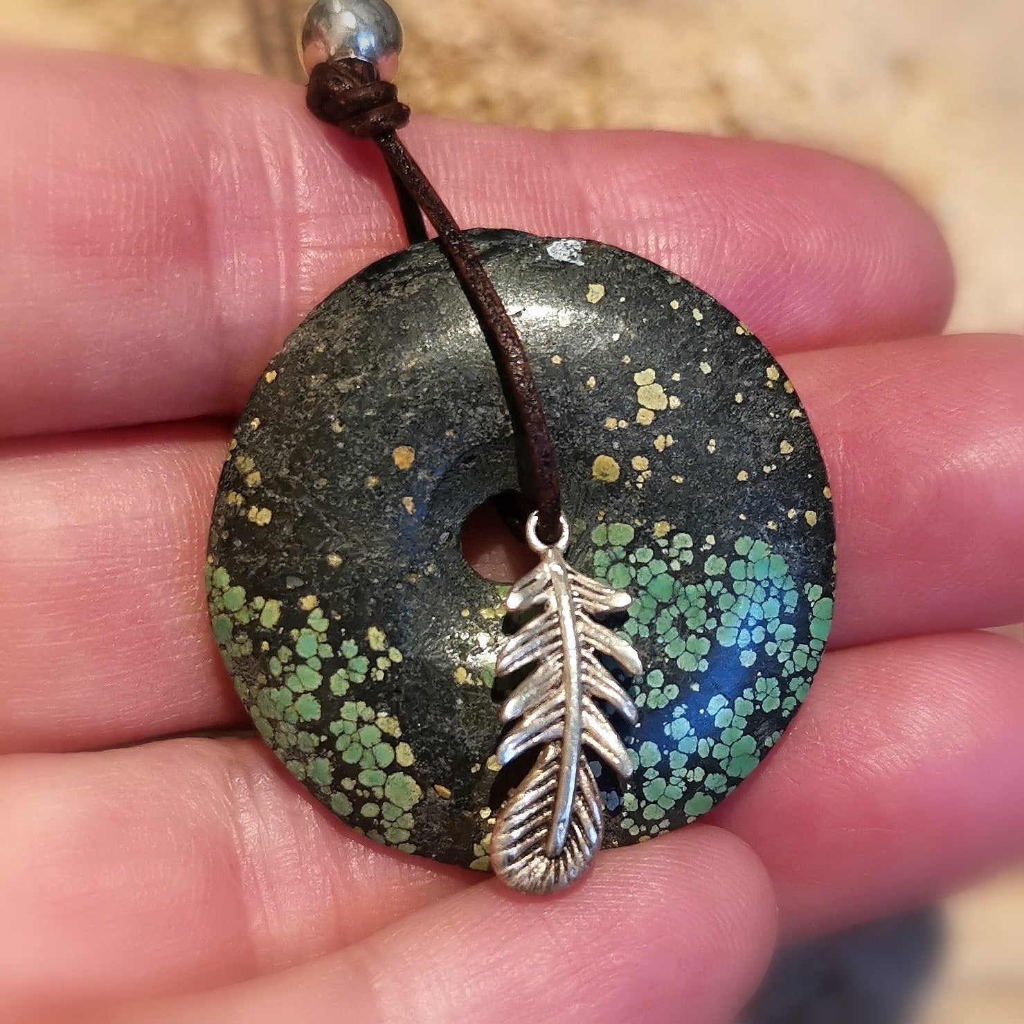 Türkis Natur Lebenskreis Edelstein Feder Karma Kette an Leder, Leichtigkeit und Glück