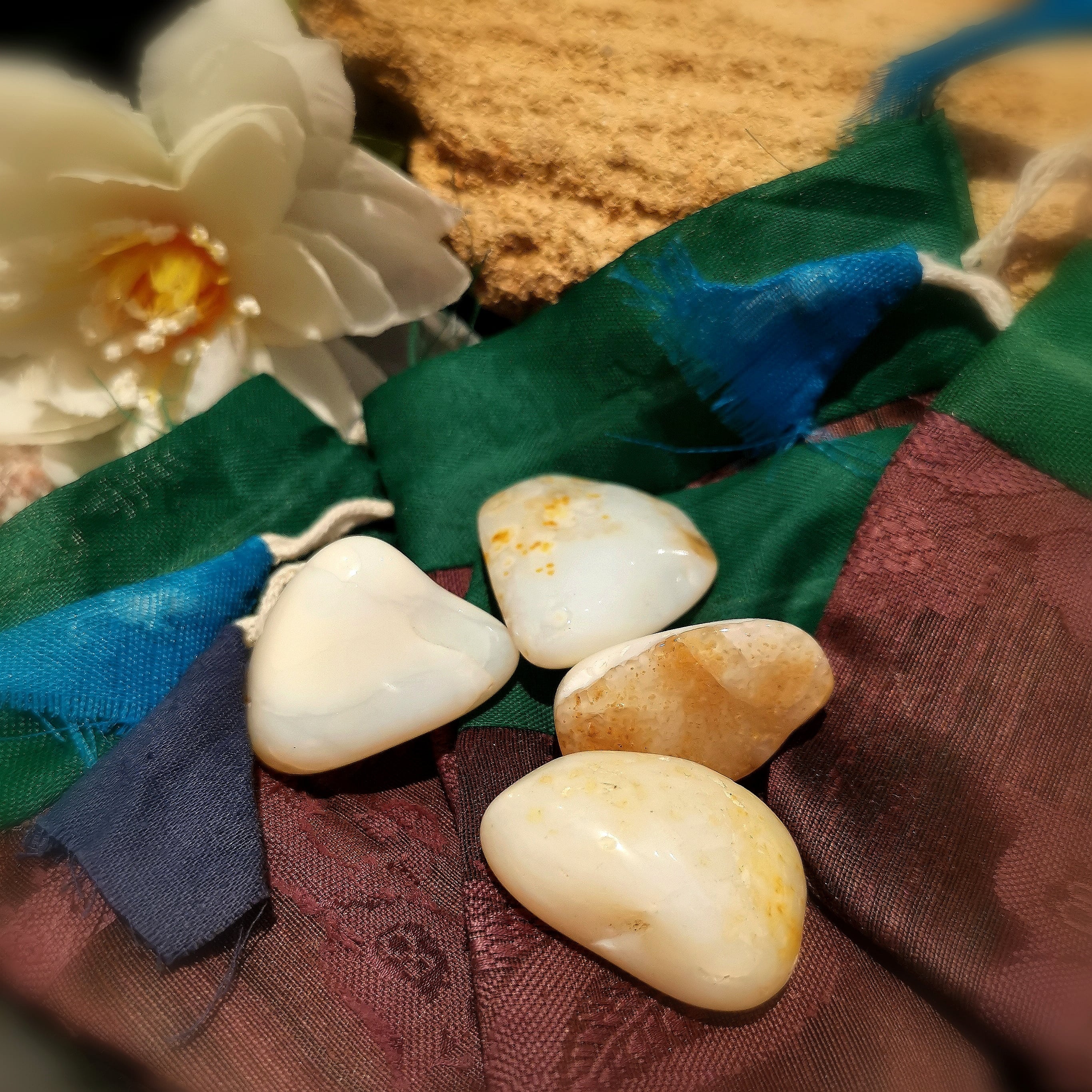 Opal Seelenlicht Trommelsteine im Geschenk Täschchen, indische Seide, sortiert, Handschmeichler