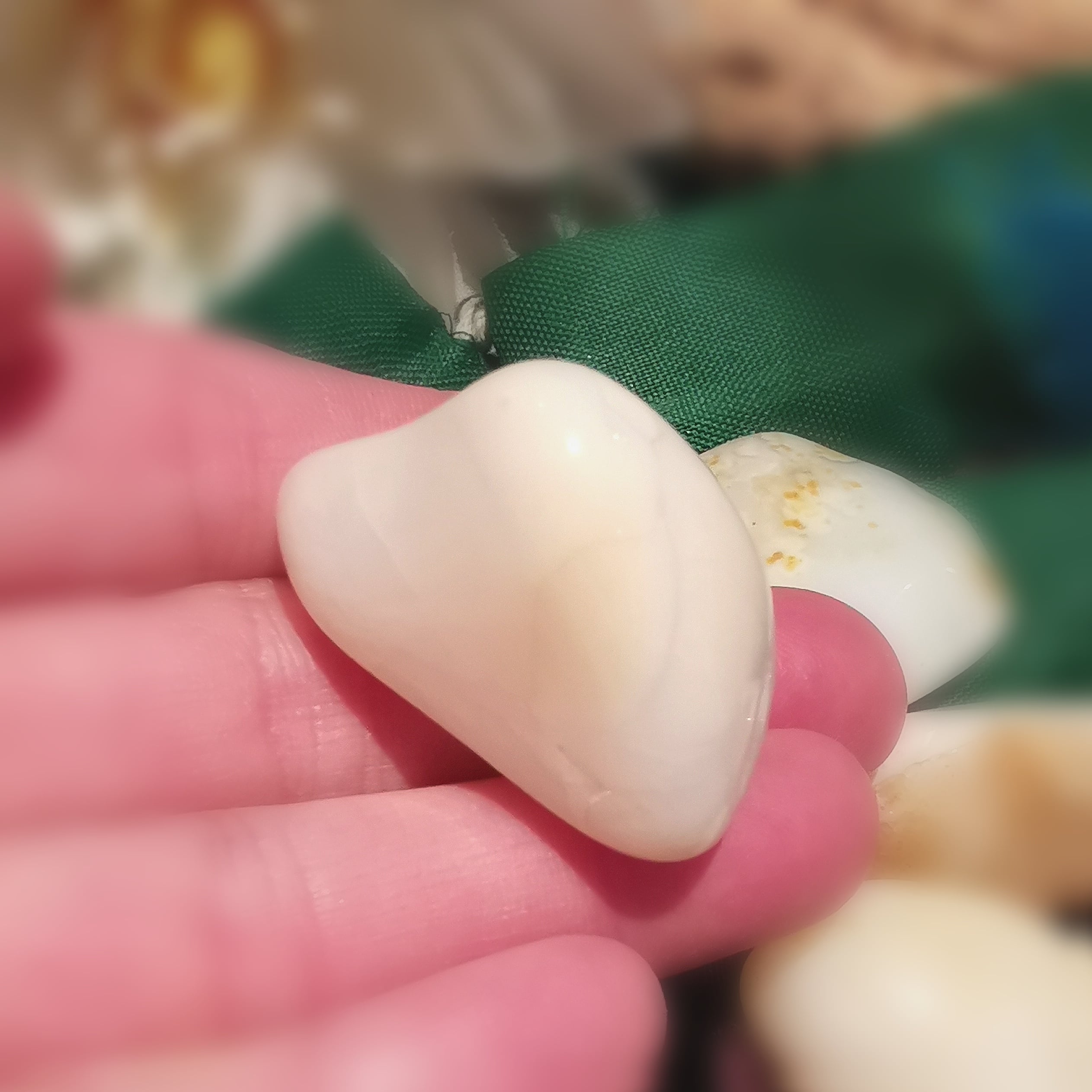 Opal Seelenlicht Trommelsteine im Geschenk Täschchen, indische Seide, sortiert, Handschmeichler