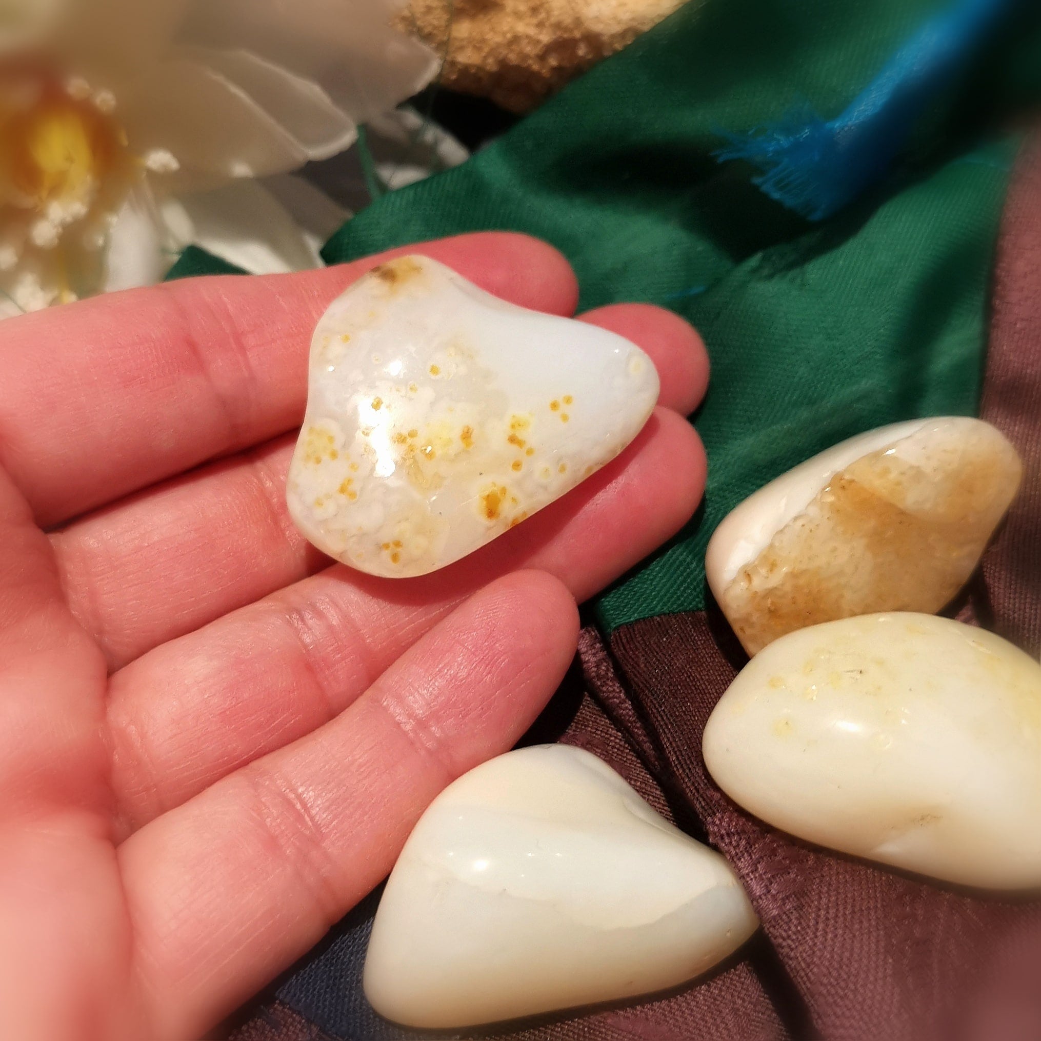 Opal Seelenlicht Trommelsteine im Geschenk Täschchen, indische Seide, sortiert, Handschmeichler