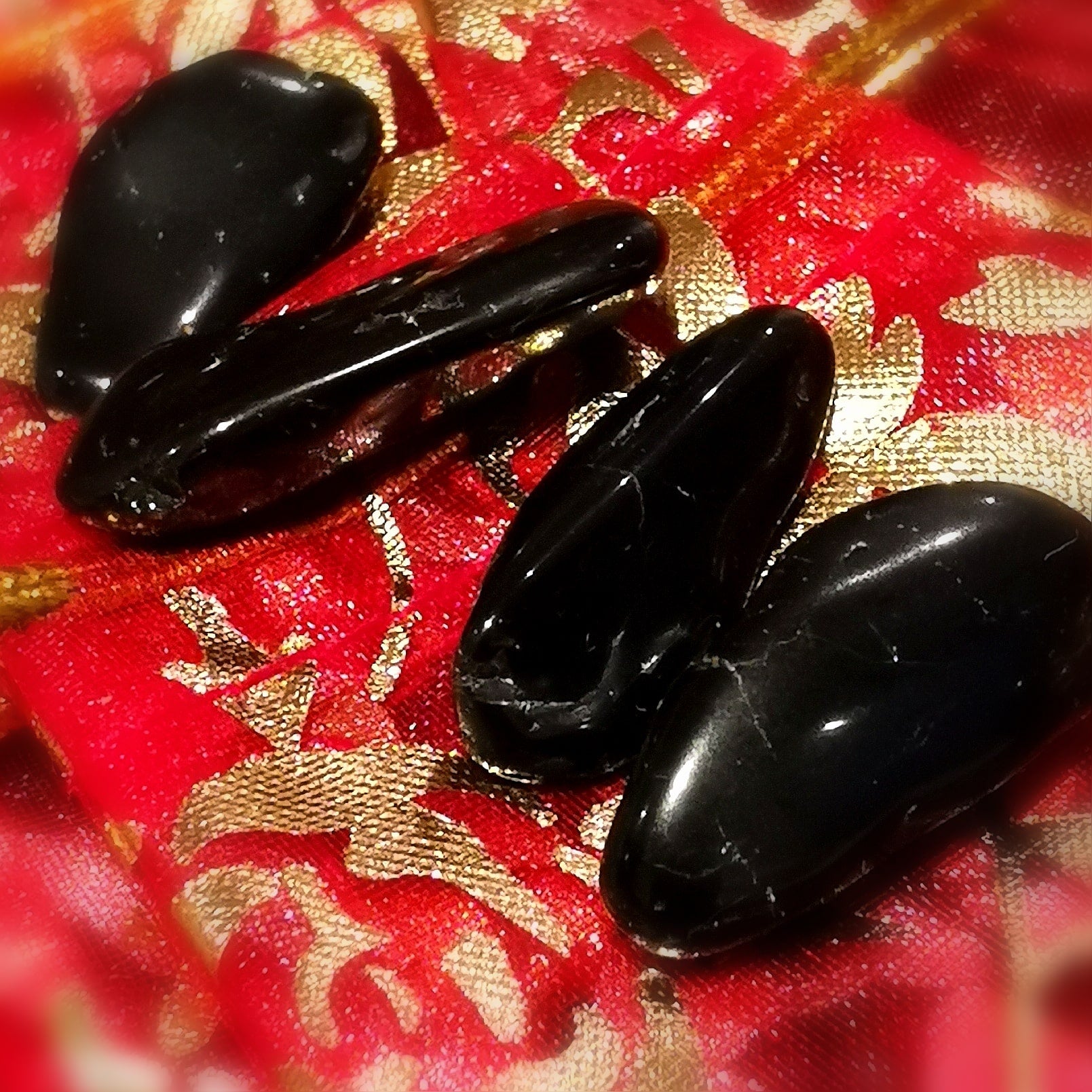 Turmalin Natur Edelstein in A Qualität, im Geschenk Organza Säckchen, Wurzel Chakra Schutz und Kraft