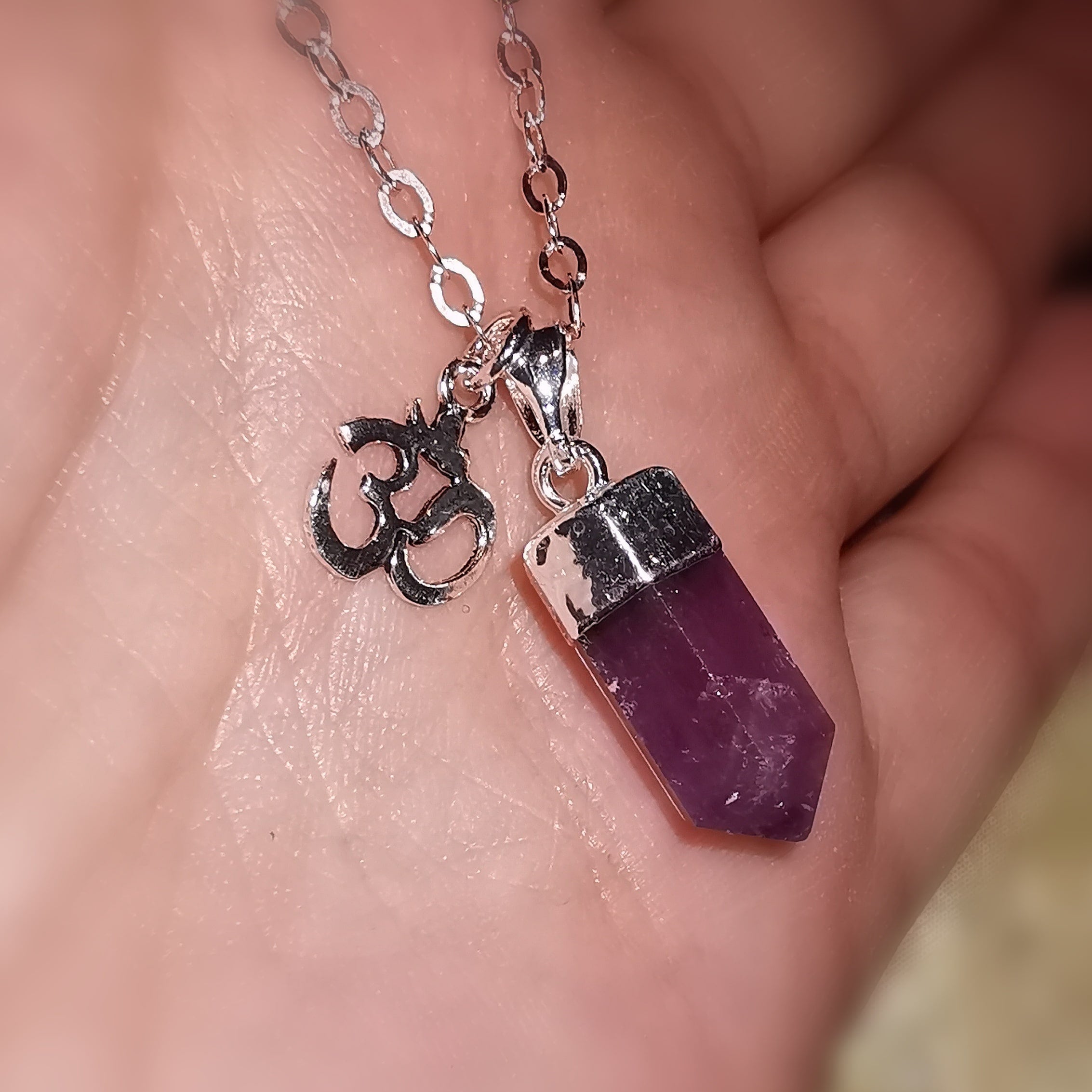 lila Amethyst Stift Stab Natur Heilstein Edelstein OM Symbol Karma Kette Sterlingsilber 50 cm, geweiht - Vertrauen und Intuition