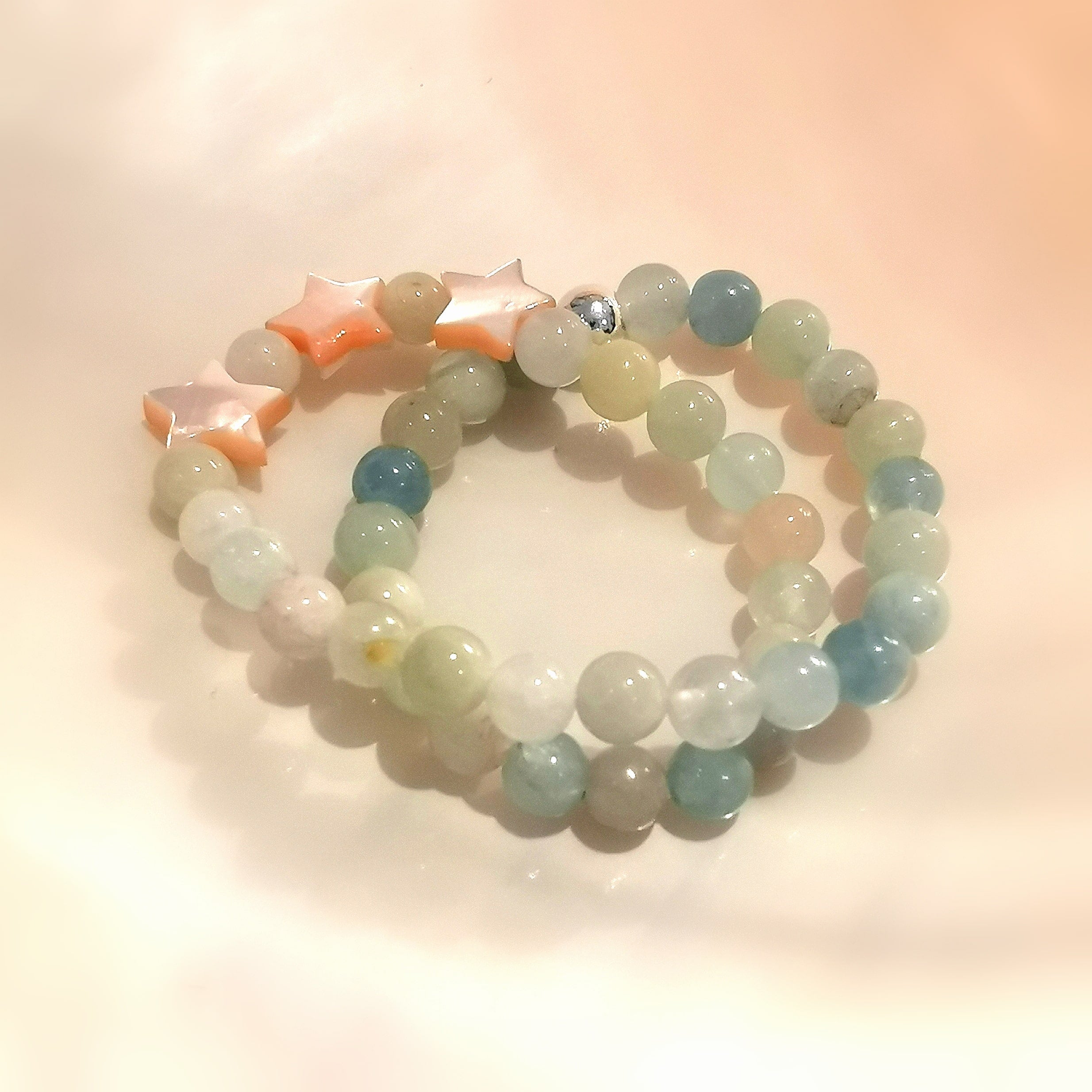 Aquamarin Edelstein Karma Seesterne Krafttier Armband, blauer Beryll Heilstein mit Perlmutt, mit Vertrauen