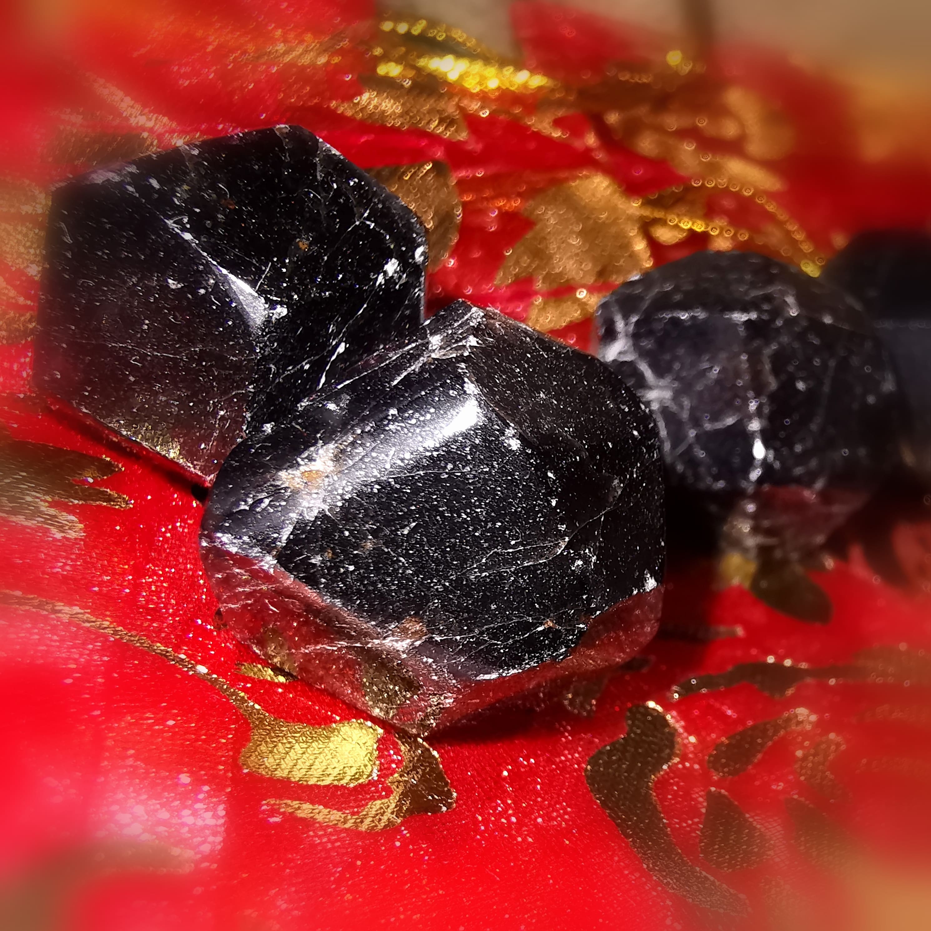 ❤️ Garnet palm stone – natural stone for love, courage & grounding