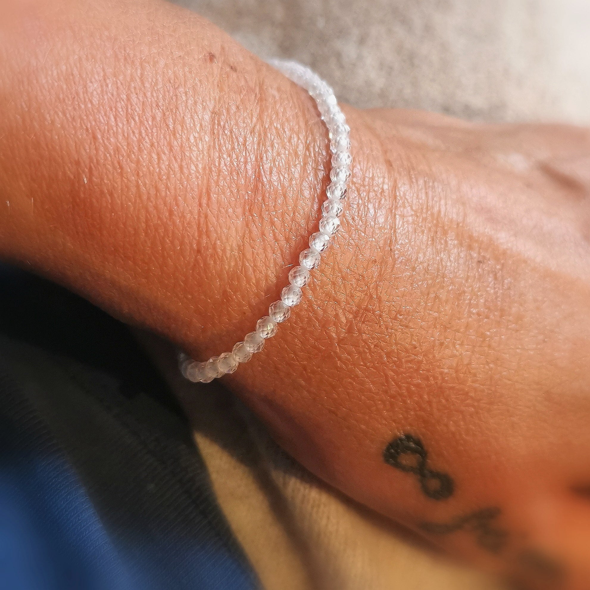 Zirkon Heilstein Edelstein Armband, 2 mm, mit Malachit Handschmeichler, Geschenkset, liebevolle Akzeptanz