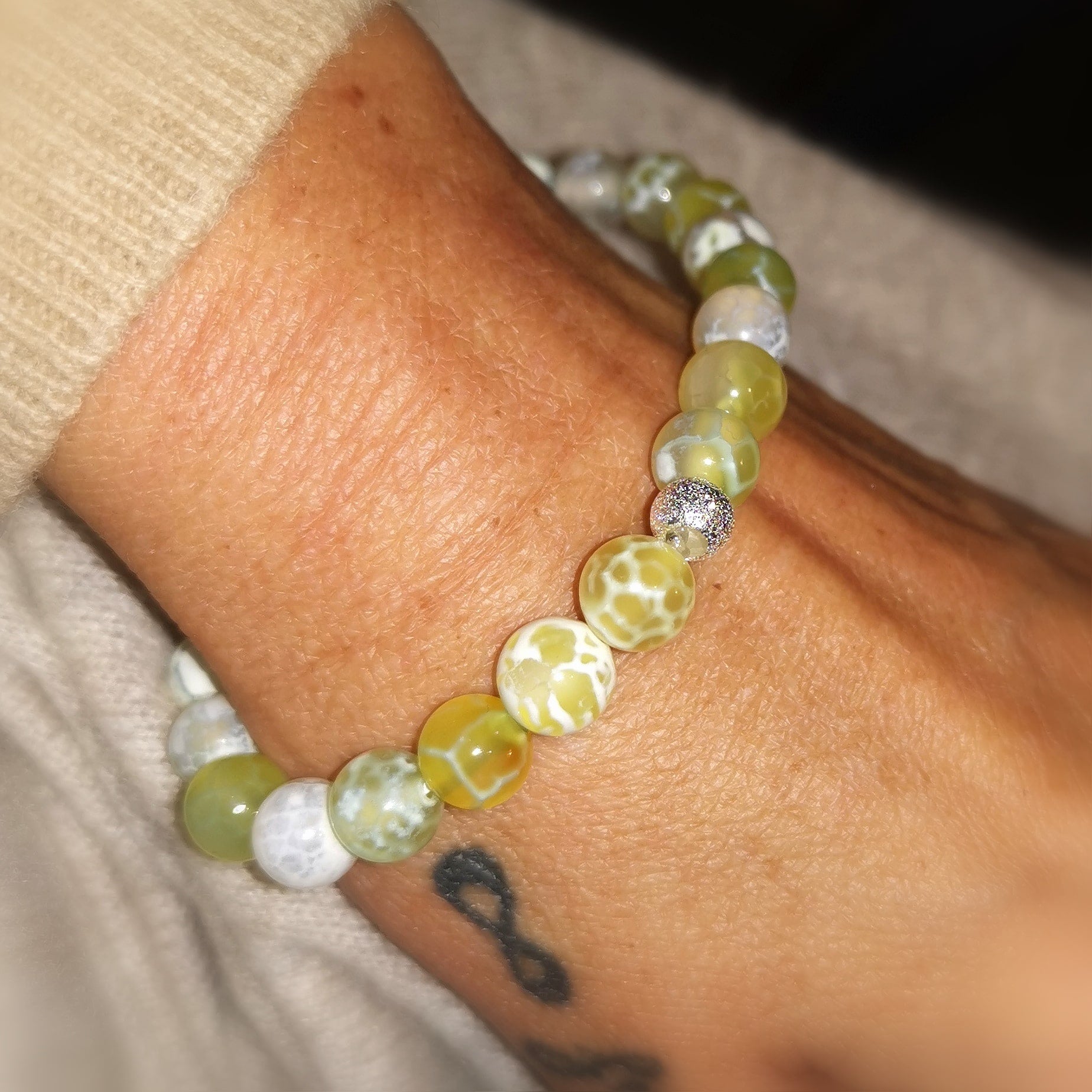 Achat Glücksachat Edelstein Gelb Weiß, kraftvolle Farben, Karma Heilstein Chakra Armband, Fröhlichkeit