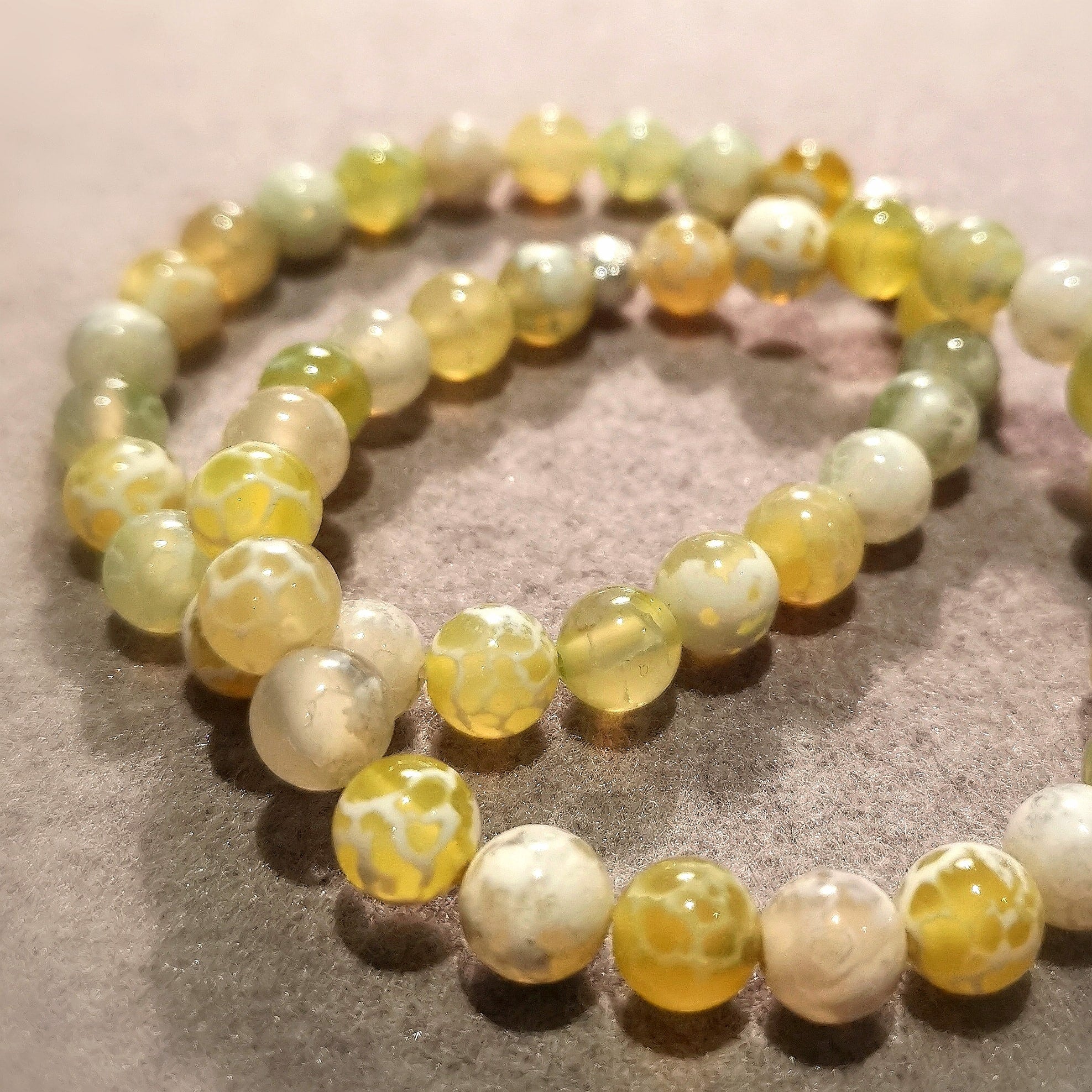 Achat Glücksachat Edelstein Gelb Weiß, kraftvolle Farben, Karma Heilstein Chakra Armband, Fröhlichkeit