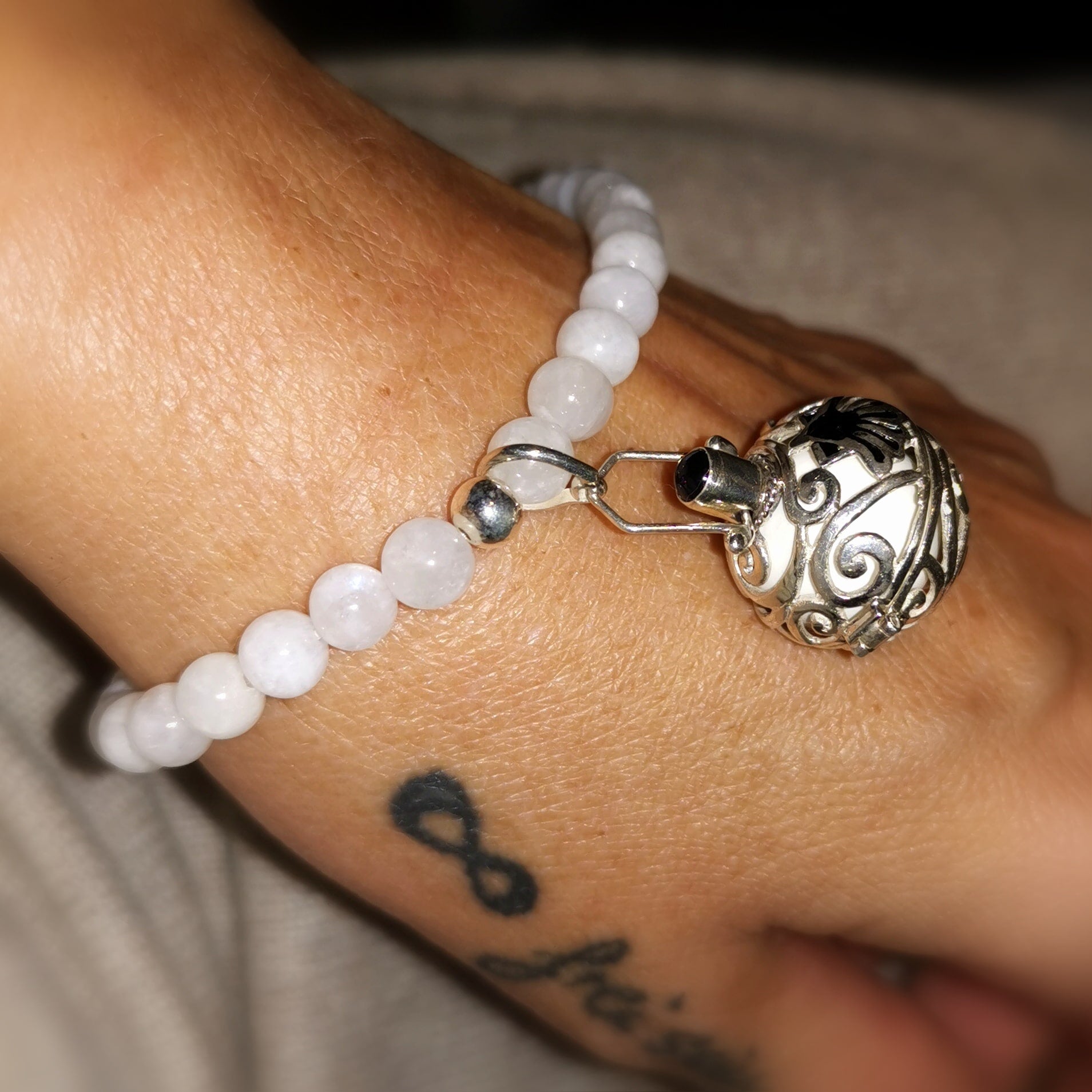 Engelsrufer Mallorca Muschel Sterlingsilber Onyx Anhänger: Mondstein Edelstein Karma Armband, Licht und Liebe