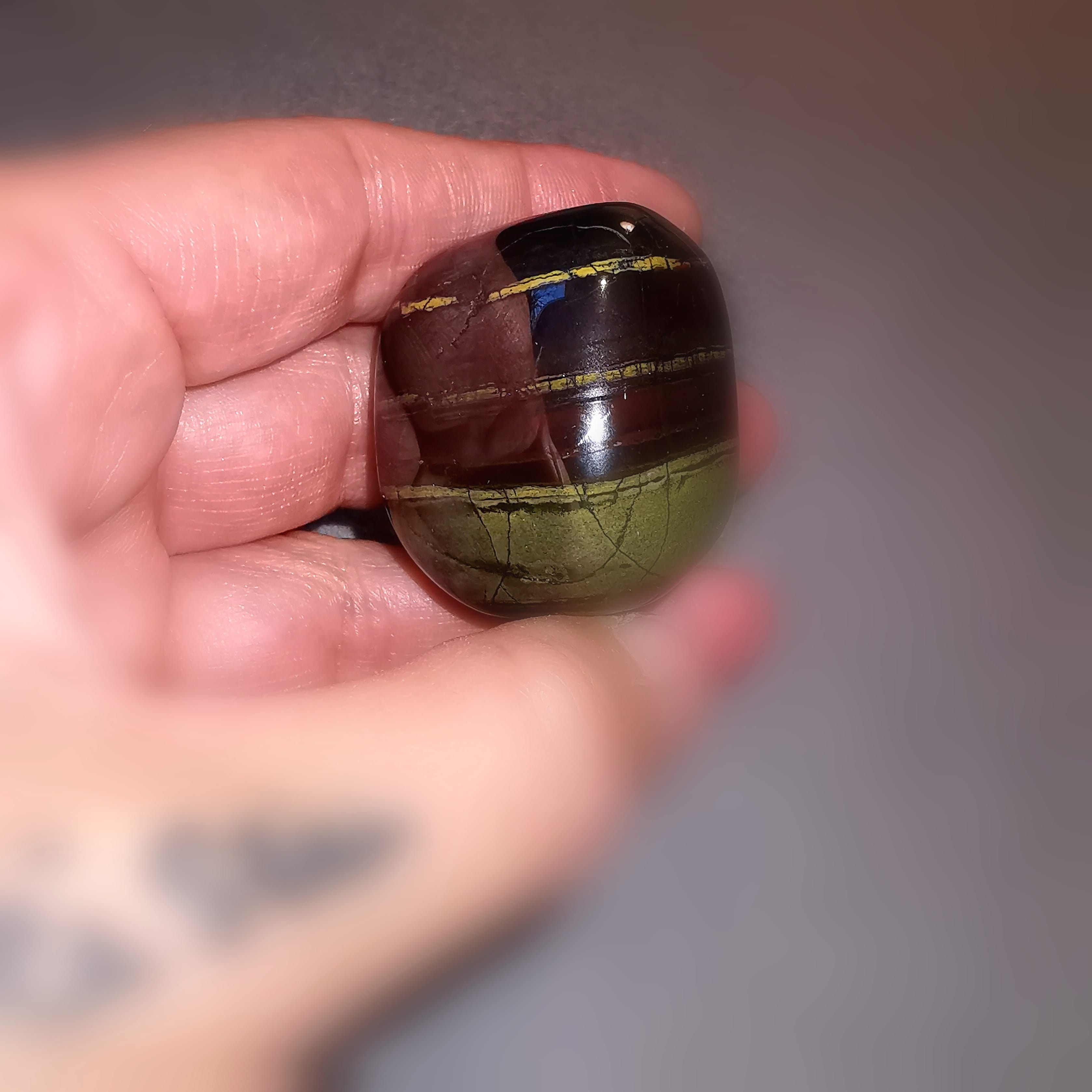 Tigereisen Handschmeichler, Edelstein Heilstein Trommelstein zu Meditation, Solarplexus-Chakra