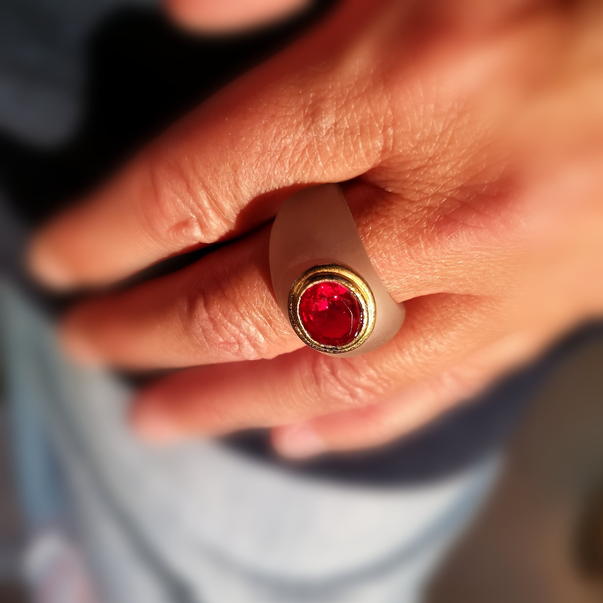Ring Bijou, edler Hippie Schmuck, love peace happiness, facettierter Kristall in Rubinrot, Erdung