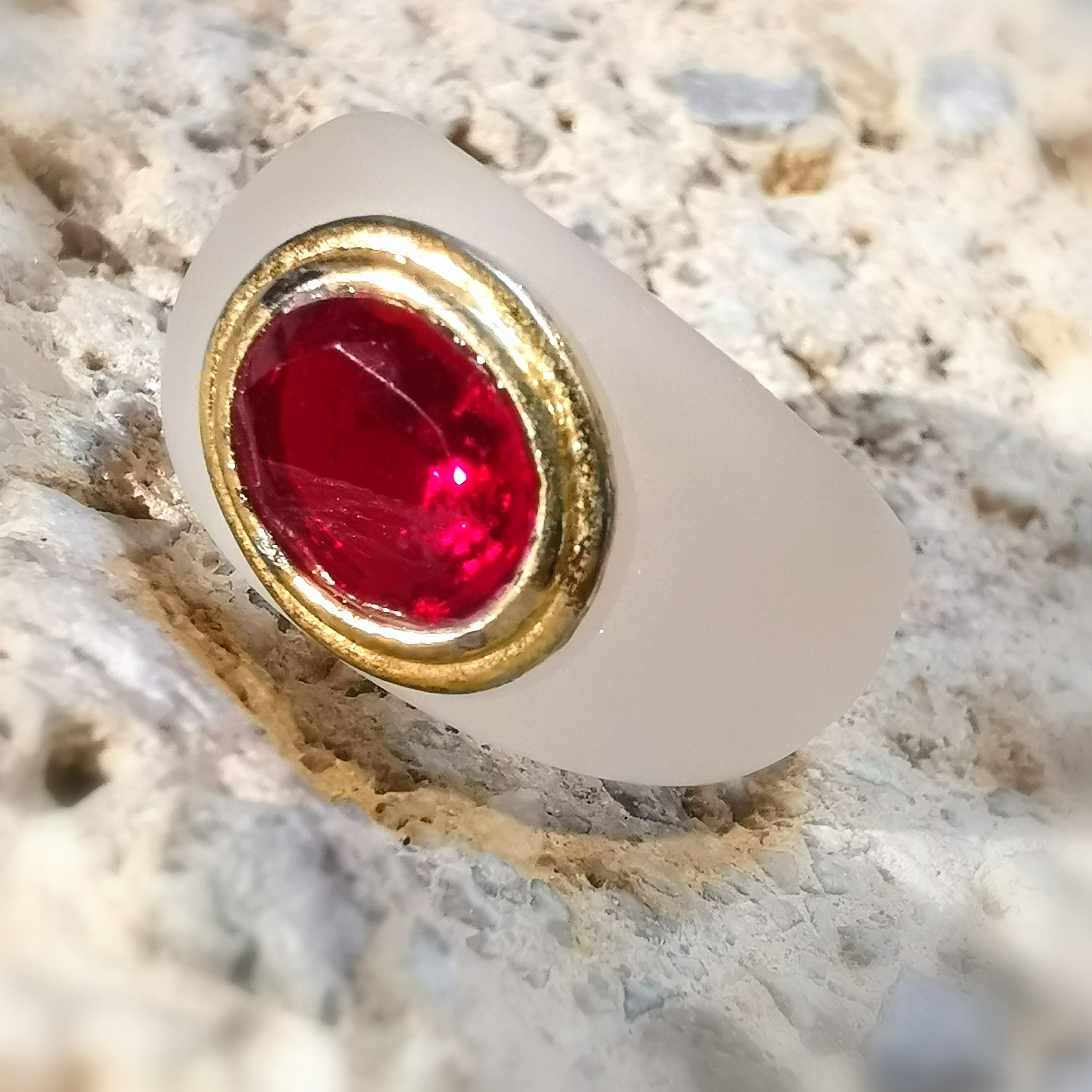 Ring Bijou, edler Hippie Schmuck, love peace happiness, facettierter Kristall in Rubinrot, Erdung