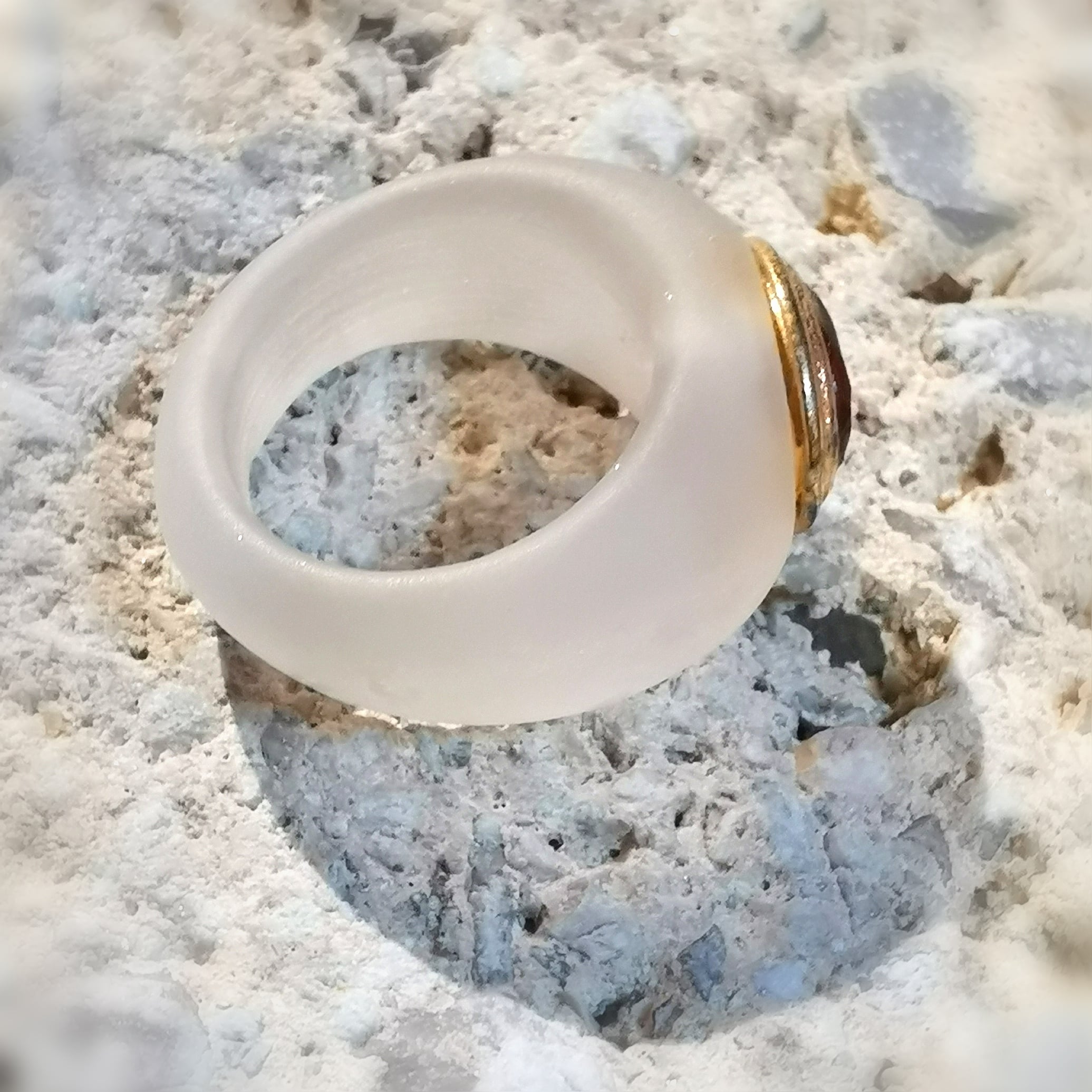 Ring Bijou, edler Hippie Schmuck, love peace happiness, facettierter Kristall in Rubinrot, Erdung