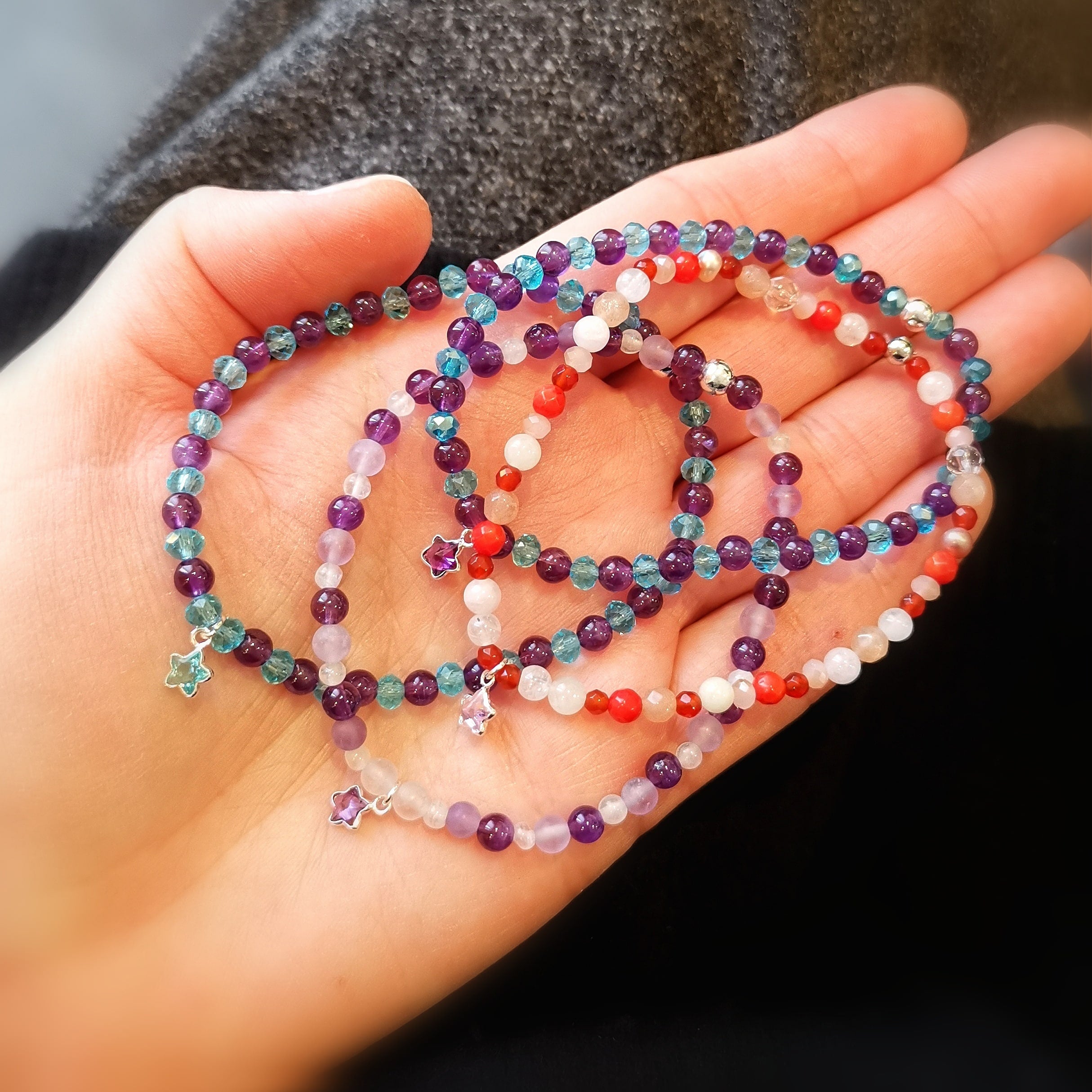 Amethyst Edelstein Kristall Karma Seestern Armband, lichtvolle AA Heilsteine 4 mm und Swarovski Steinchen, aus Liebe zum Leben