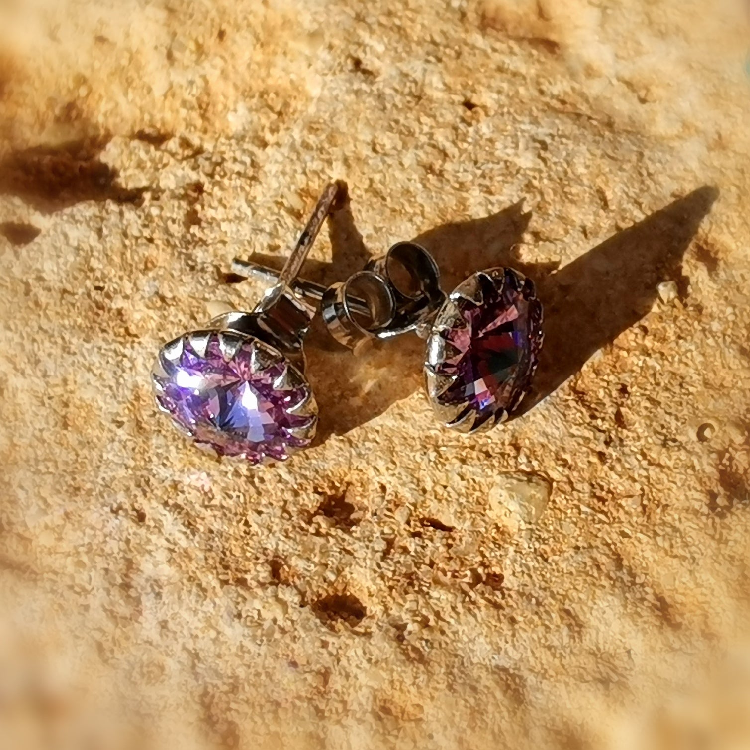 Ohrstecker Swarovski und Sterlingsilber, lichtvolle Kristall Ohrringe, Lila: Kronen Chakra, Inspiration, samaki