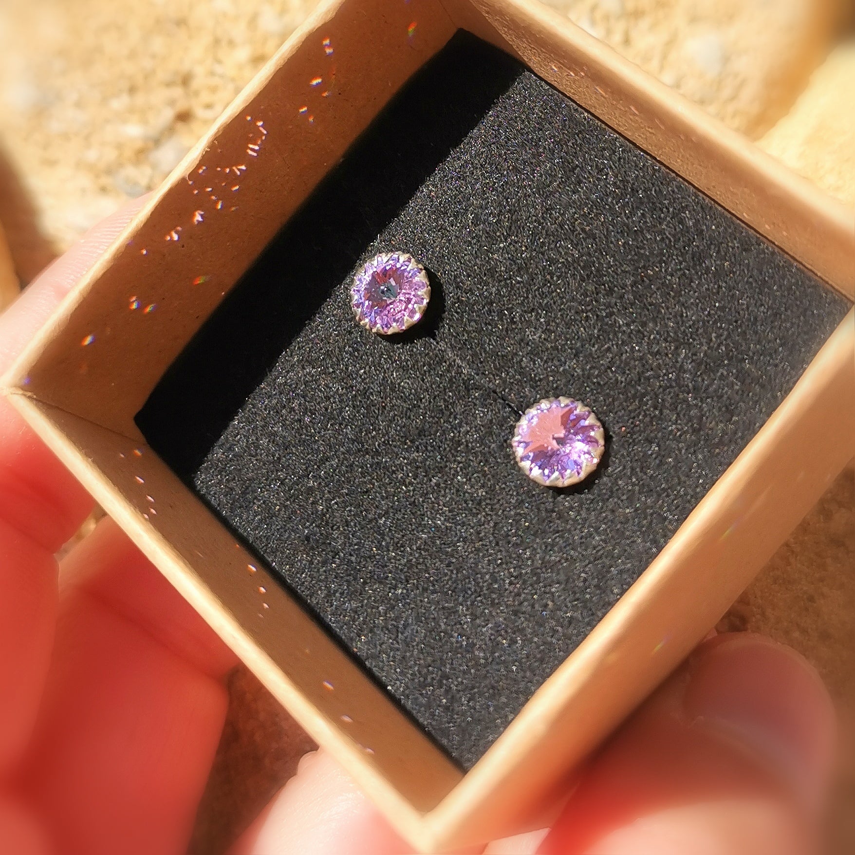 Ohrstecker Swarovski und Sterlingsilber, lichtvolle Kristall Ohrringe, Lila: Kronen Chakra, Inspiration, samaki