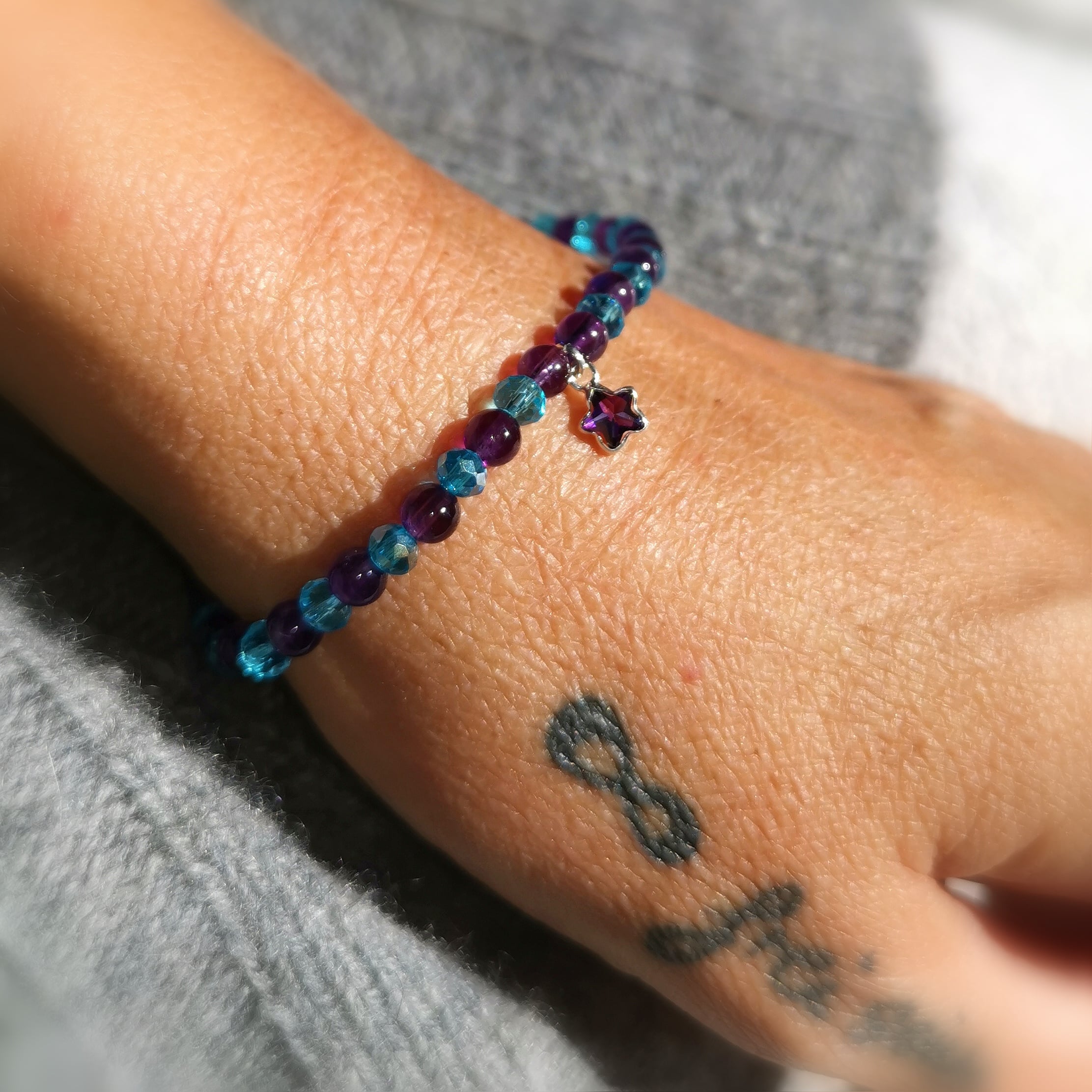 Amethyst Edelstein Kristall Karma Seestern Armband, lichtvolle AA Heilsteine 4 mm und Swarovski Steinchen, aus Liebe zum Leben