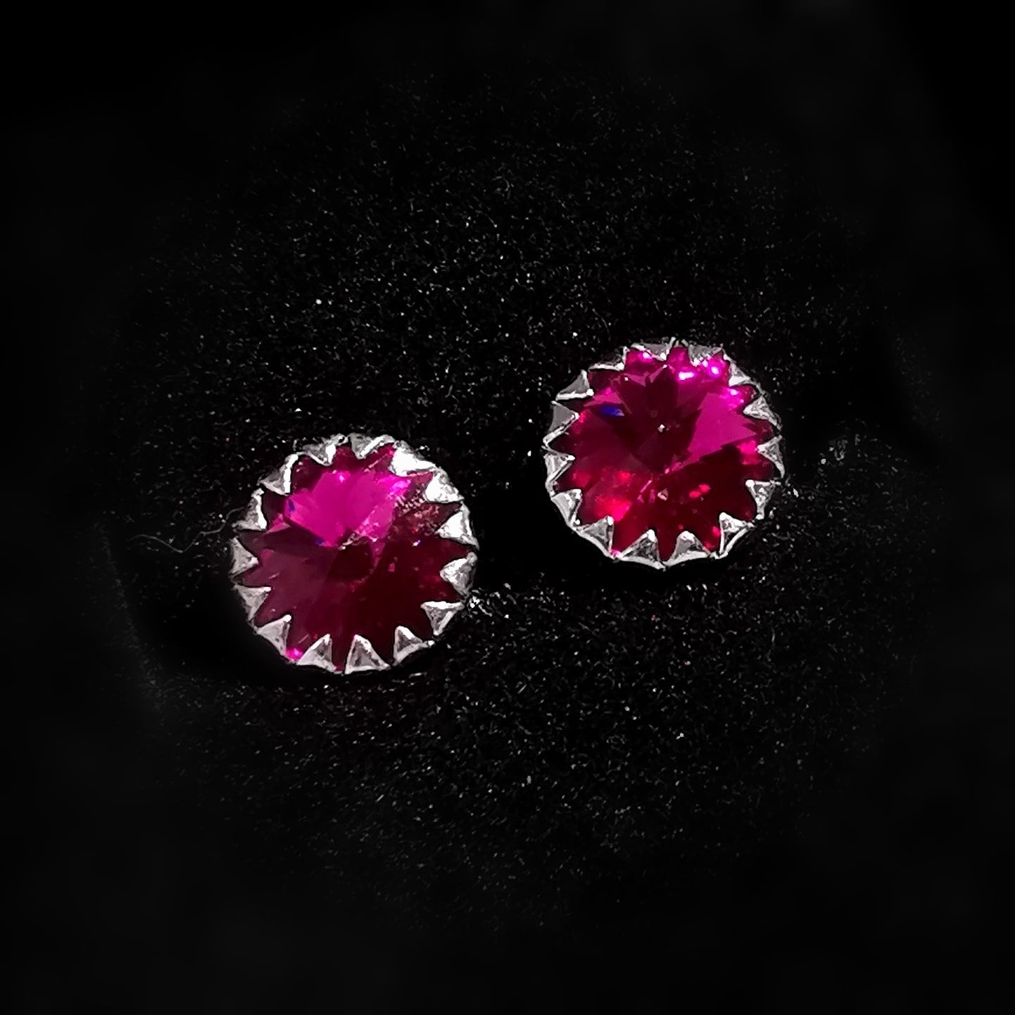 Ohrstecker Swarovski und Sterlingsilber, lichtvolle Kristall Ohrringe, Pink: romantische Gefühle und Verspieltheit, Hingabe