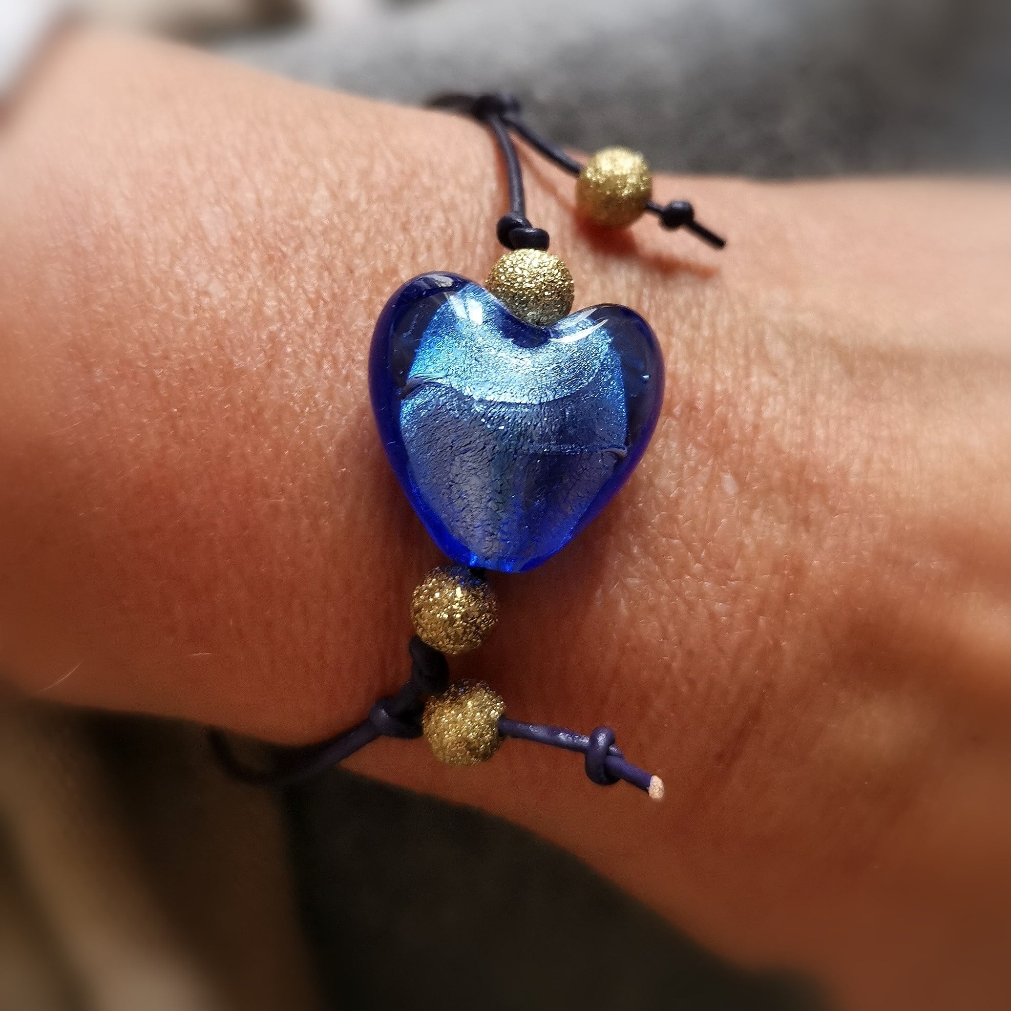 Herz Leder Armband Blau Gold, Murano Glas und Bijou Perlen, Liebe und Treue