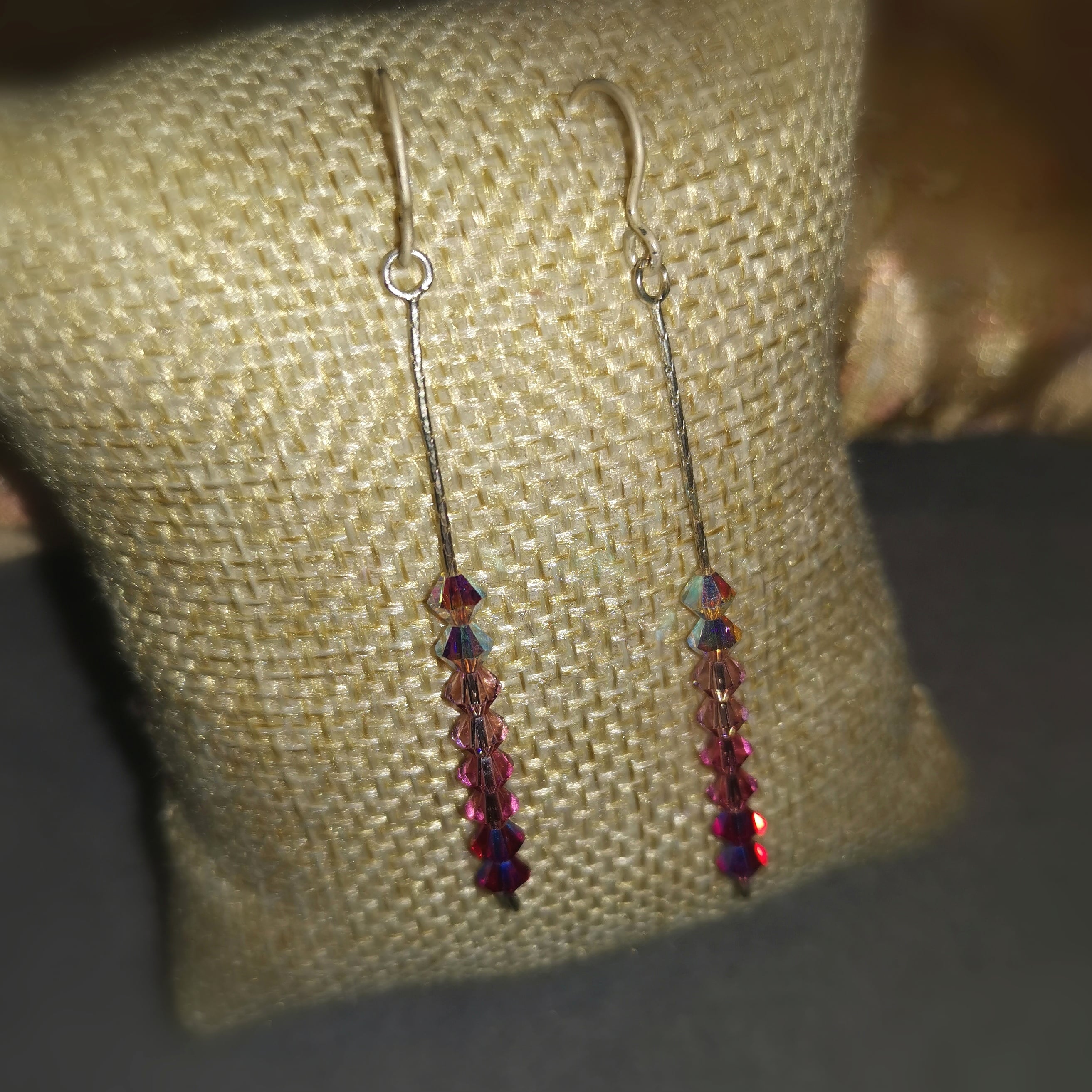 Ohrringe modisch lang und filigran, mit Swarovski Kristallen, rosa pink rot