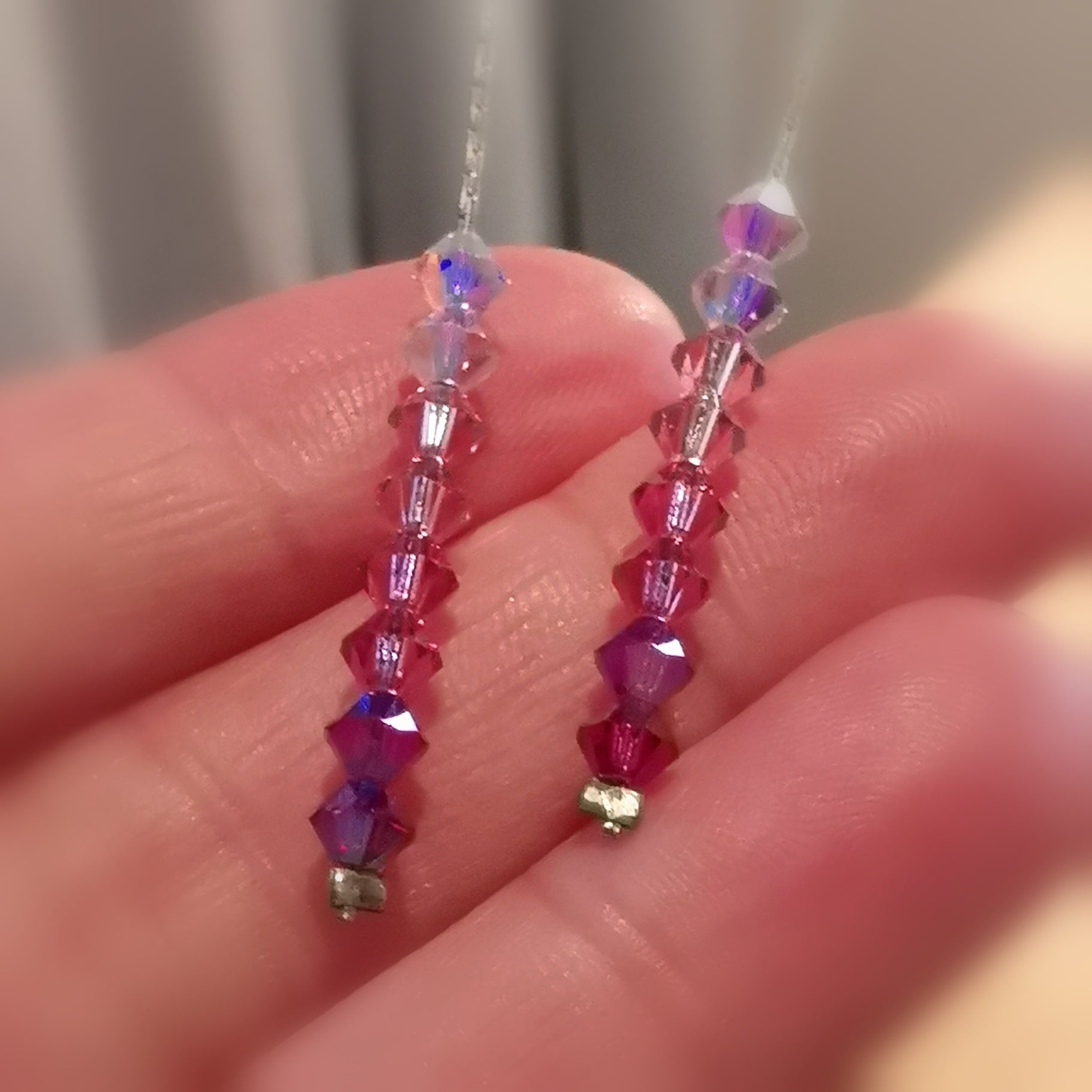 Ohrringe modisch lang und filigran, mit Swarovski Kristallen, rosa pink rot