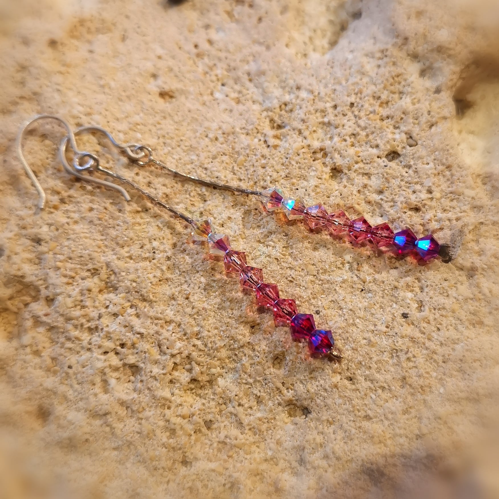 Ohrringe modisch lang und filigran, mit Swarovski Kristallen, rosa pink rot