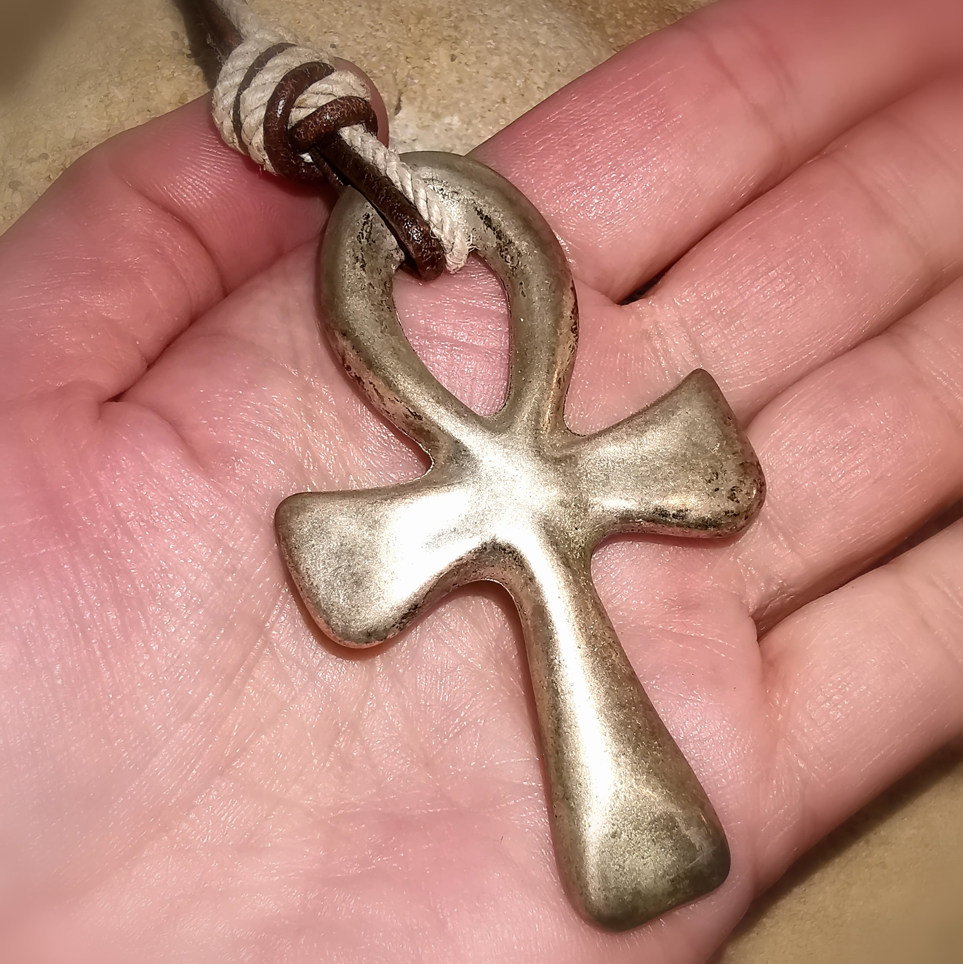 Cruz Ankh de la Vida, Collar Karma de yute de cuero de peltre - Armonía