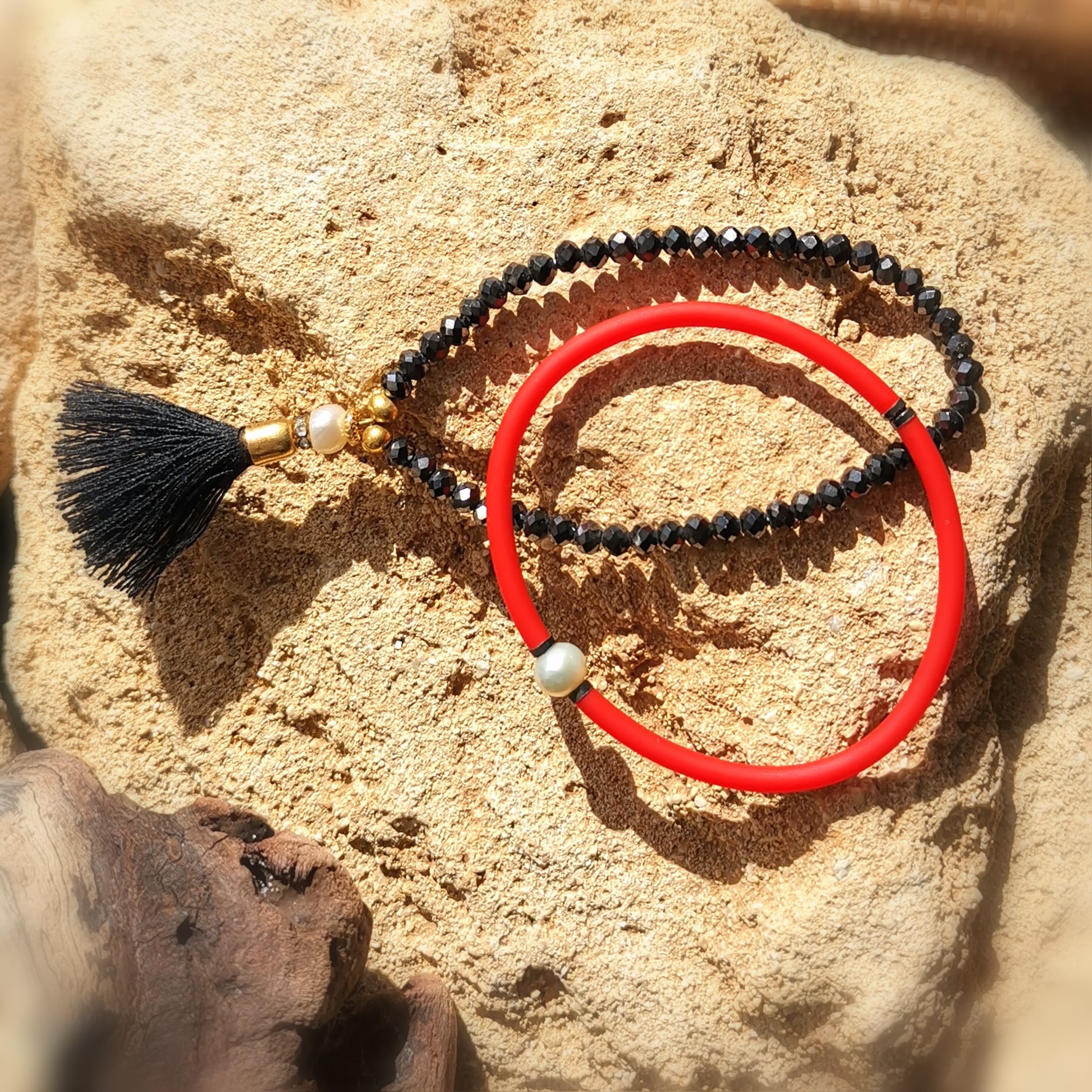 Armband 2er Set, rot,  Leder und indische Perlen und Troddel Bijou Glücksarmband, Größe S/M, Hippie Schmuck - Kraft und Schutz
