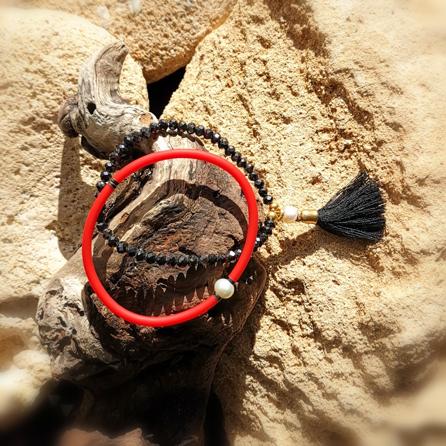 Armband 2er Set, rot,  Leder und indische Perlen und Troddel Bijou Glücksarmband, Größe S/M, Hippie Schmuck - Kraft und Schutz