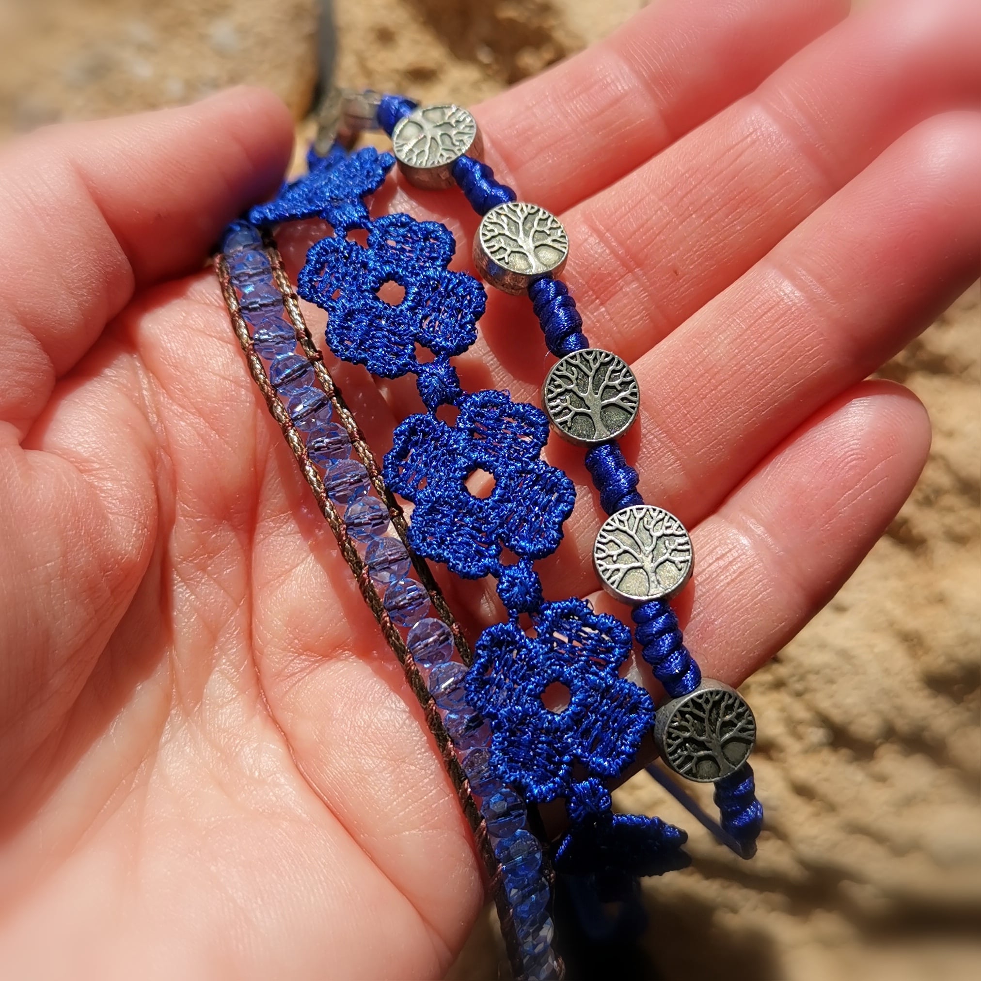 Armband 3er Set, blau, Kristall Kunstseide und Metall Lebensbaum Glücksarmband, Hippie Schmuck - Zufriedenheit