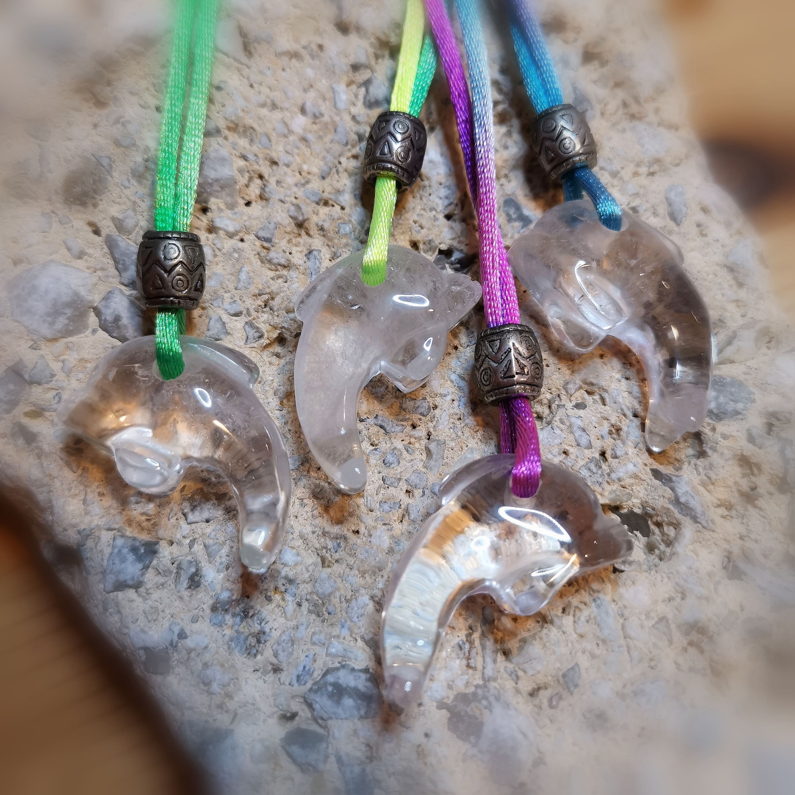 Bergkristall Delfin Edelstein Heilstein Krafttier Anhänger Kette am Regenbogenband