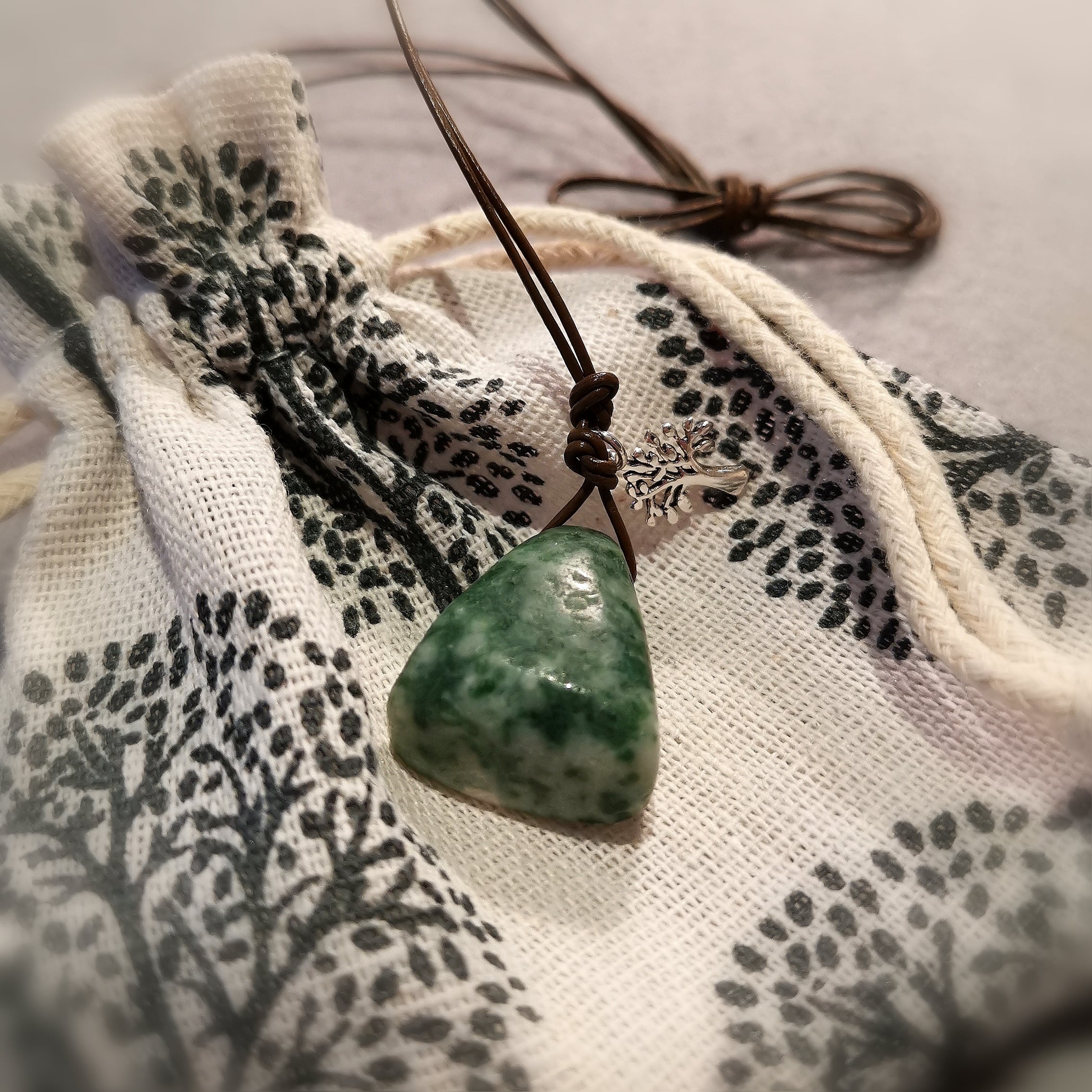 Lebensbaum Baumachat Edelstein Heilstein Karma Kette an Leder, geweiht, grün, die Liebe zum Leben entdecken