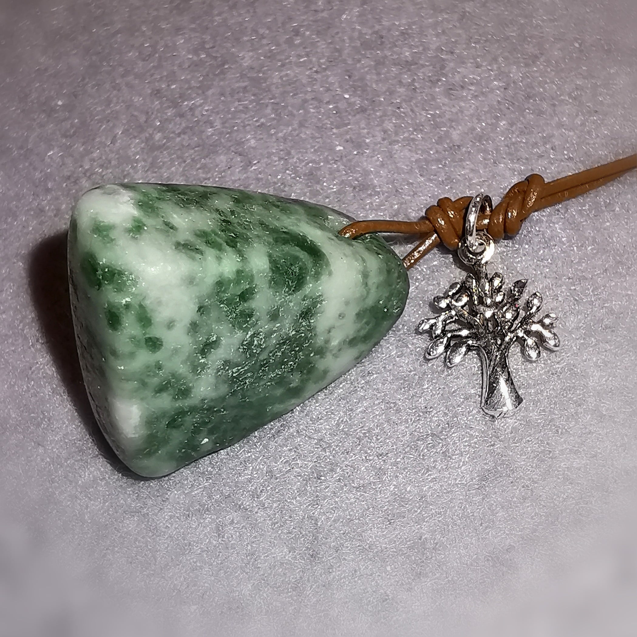 Lebensbaum Baumachat Edelstein Heilstein Karma Kette an Leder, geweiht, grün, die Liebe zum Leben entdecken