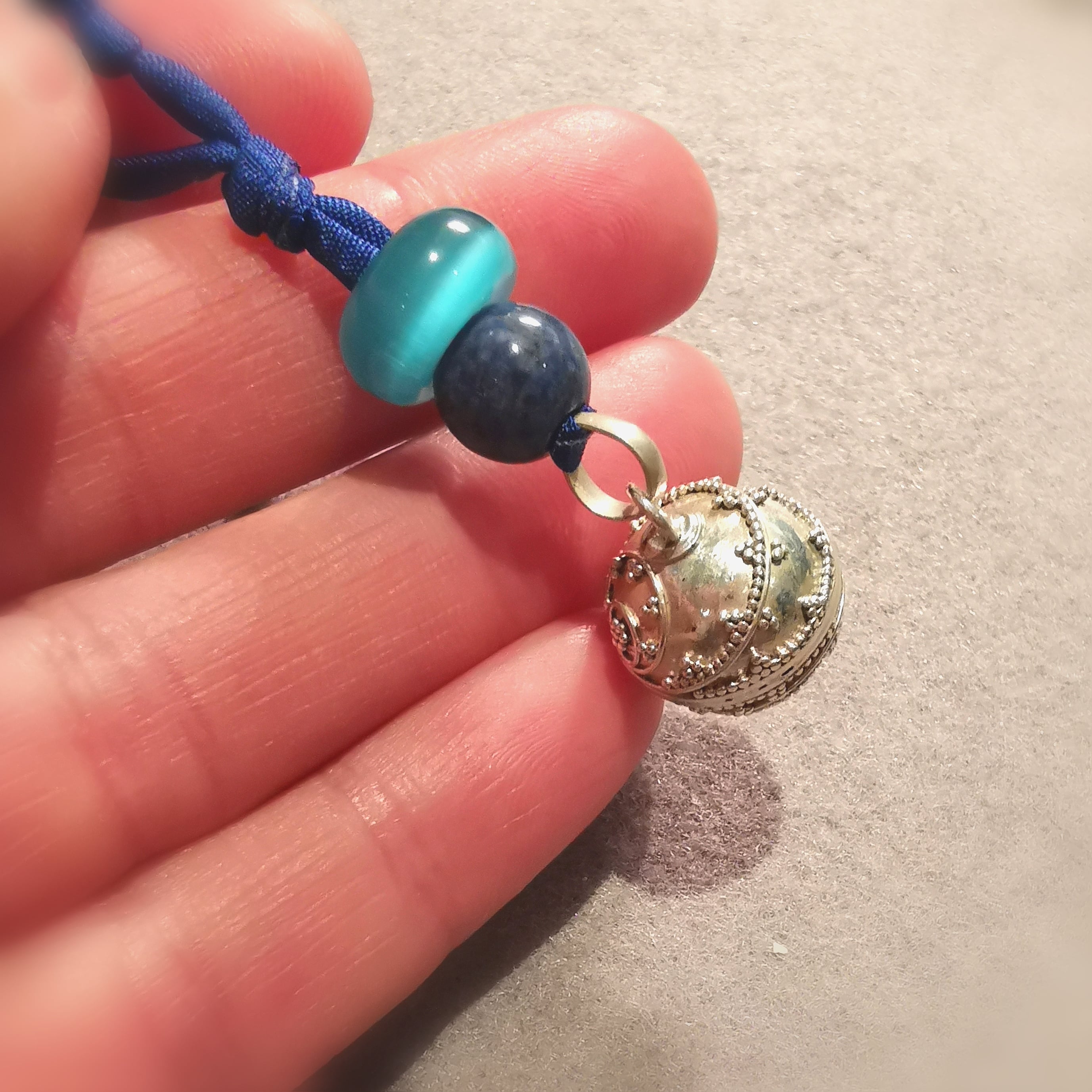 Engelsrufer Karma Schlüsselanhänger, Planeten Klangkugel Charm mit Dumortierit Edelstein, mit den besten Gedanken