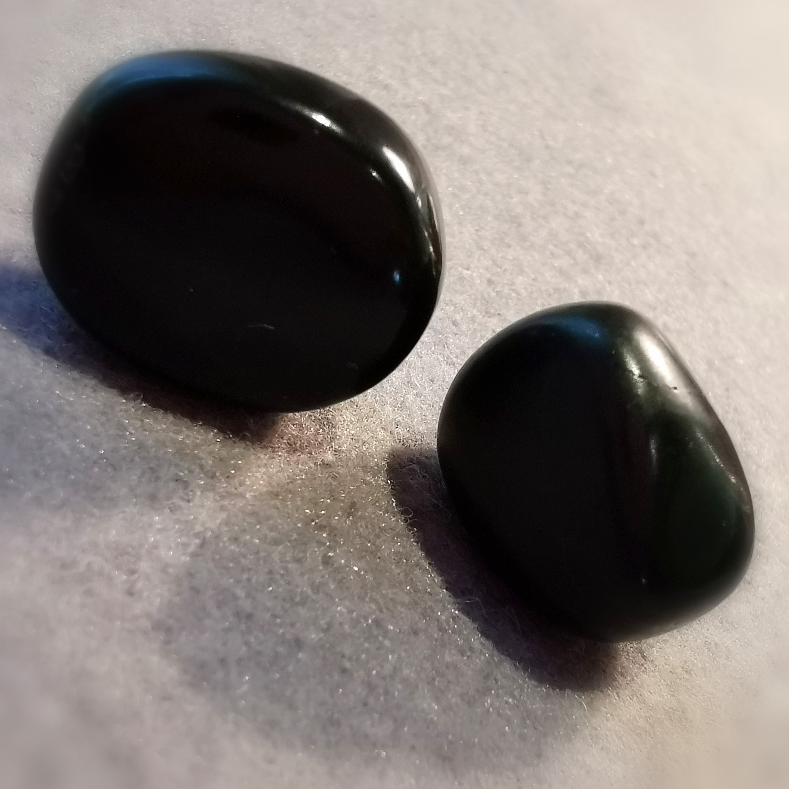 Schungit Lebensenergie Heilstein 2er Set schwarz, Trommelstein Handschmeichler, zur Meditation, Schutz