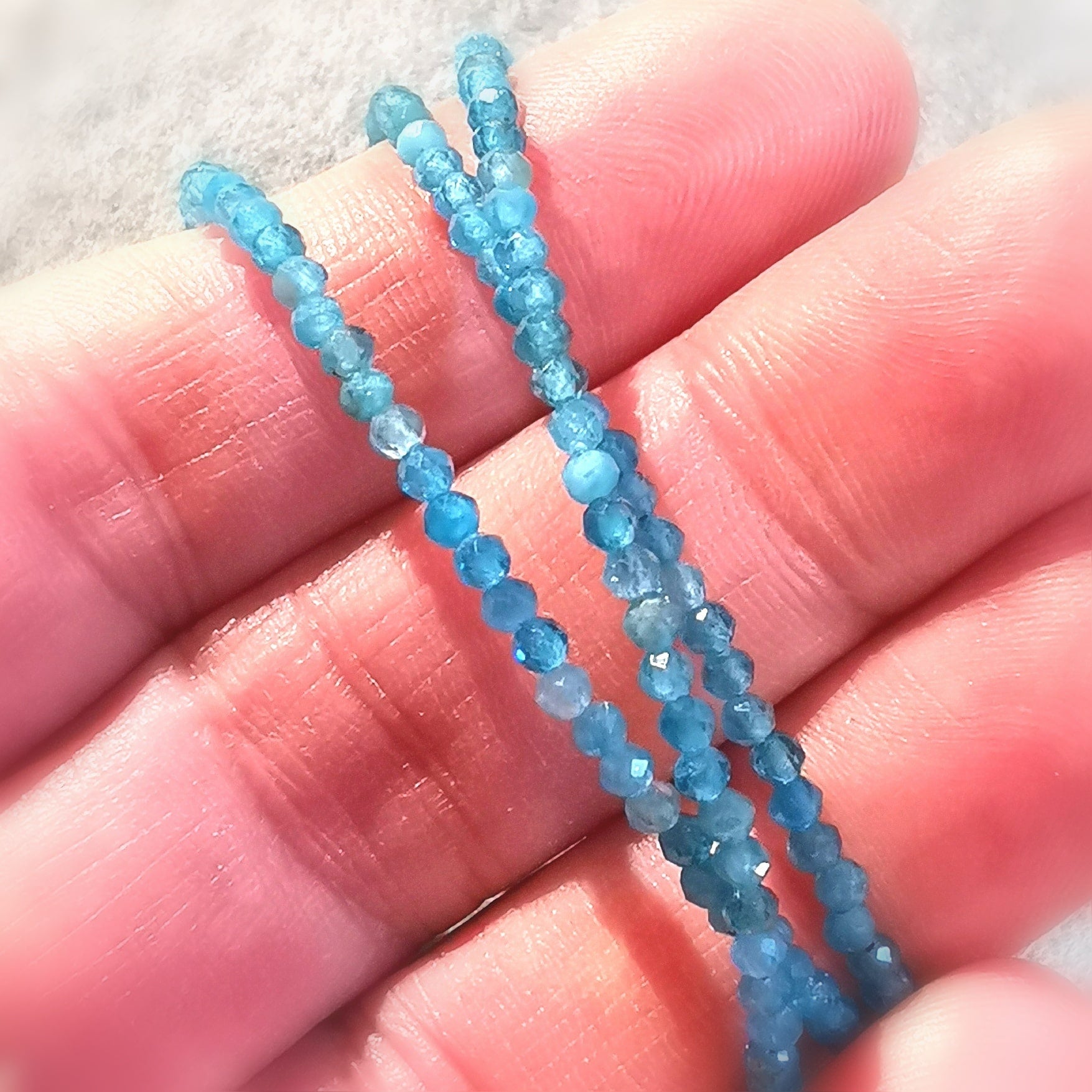 Apatit Heilstein Edelstein Wellness Chakra Kette 2 mm, geweiht - Zufriedenheit