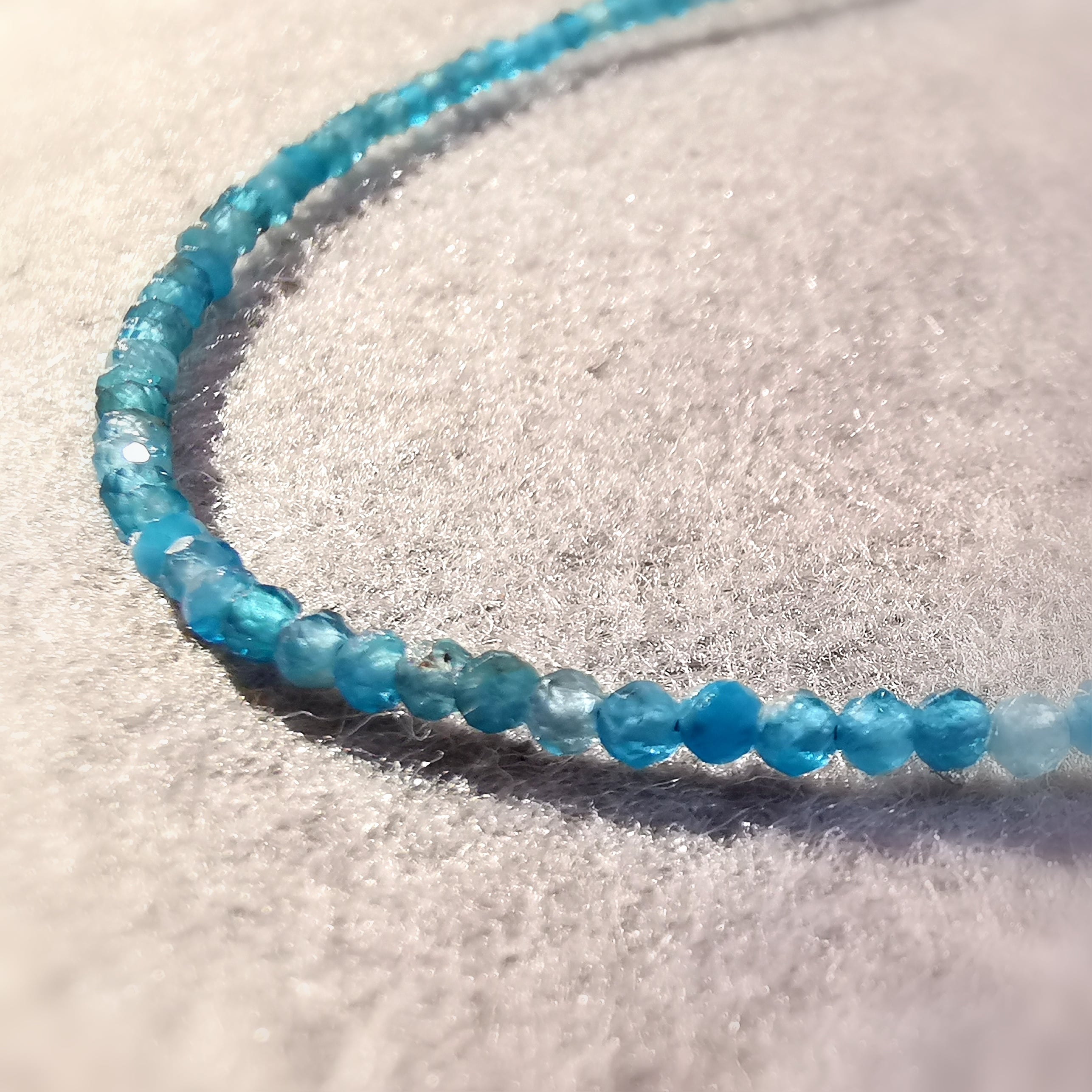 Apatit Heilstein Edelstein Wellness Chakra Kette 2 mm, geweiht - Zufriedenheit