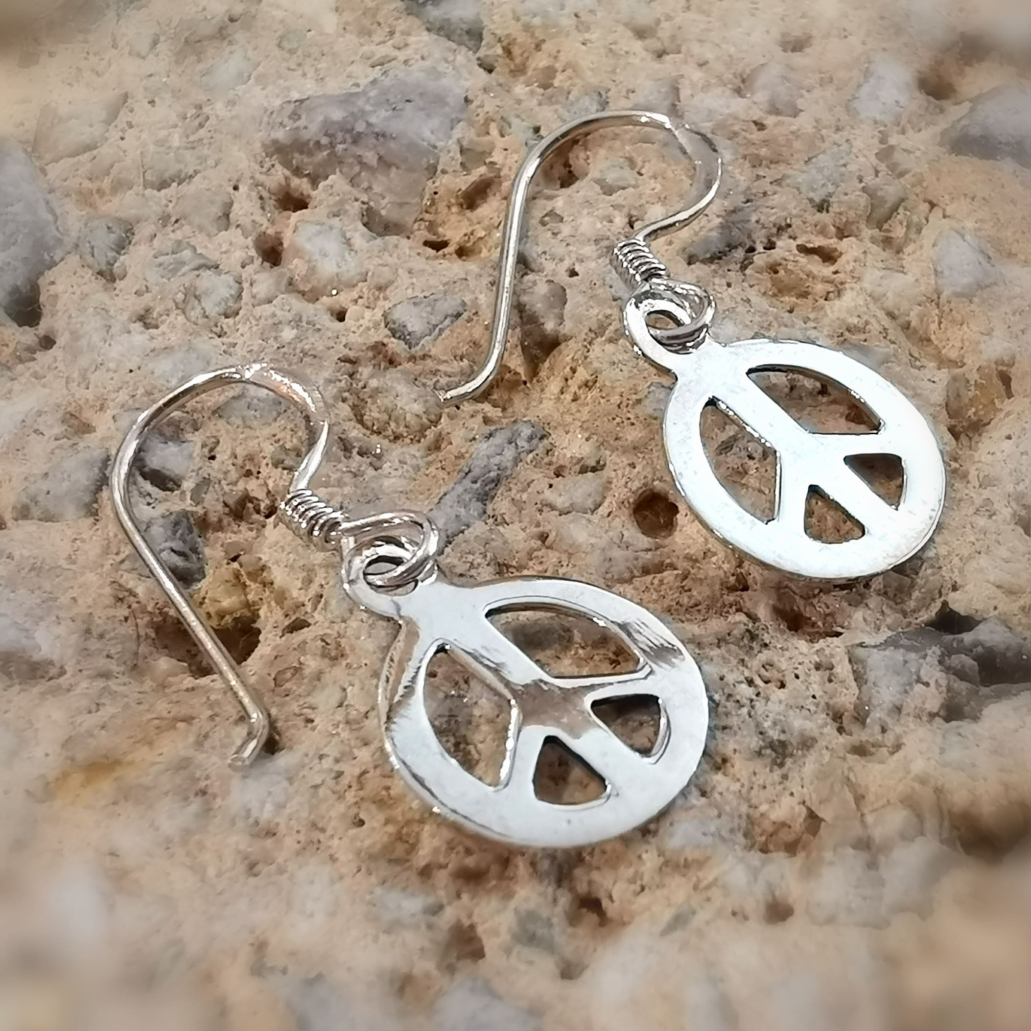 Peace Ohrringe Sterlingsilber, Symbol für Frieden, Ohrhänger in S / M, geweiht