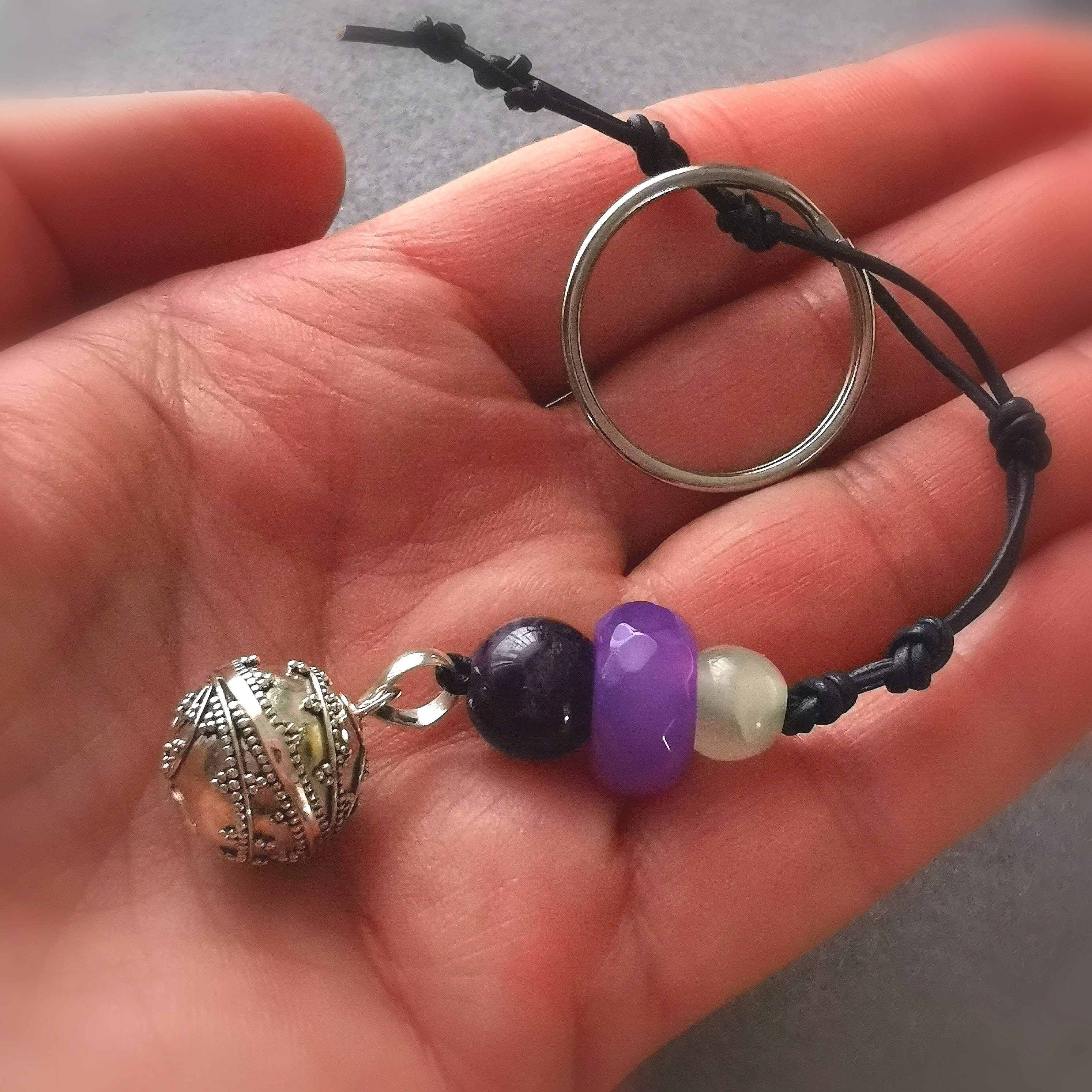 geweihter Engelsrufer Karma Schlüsselanhänger, Planeten Klangkugel Charm mit Edelsteinen, neue Wege
