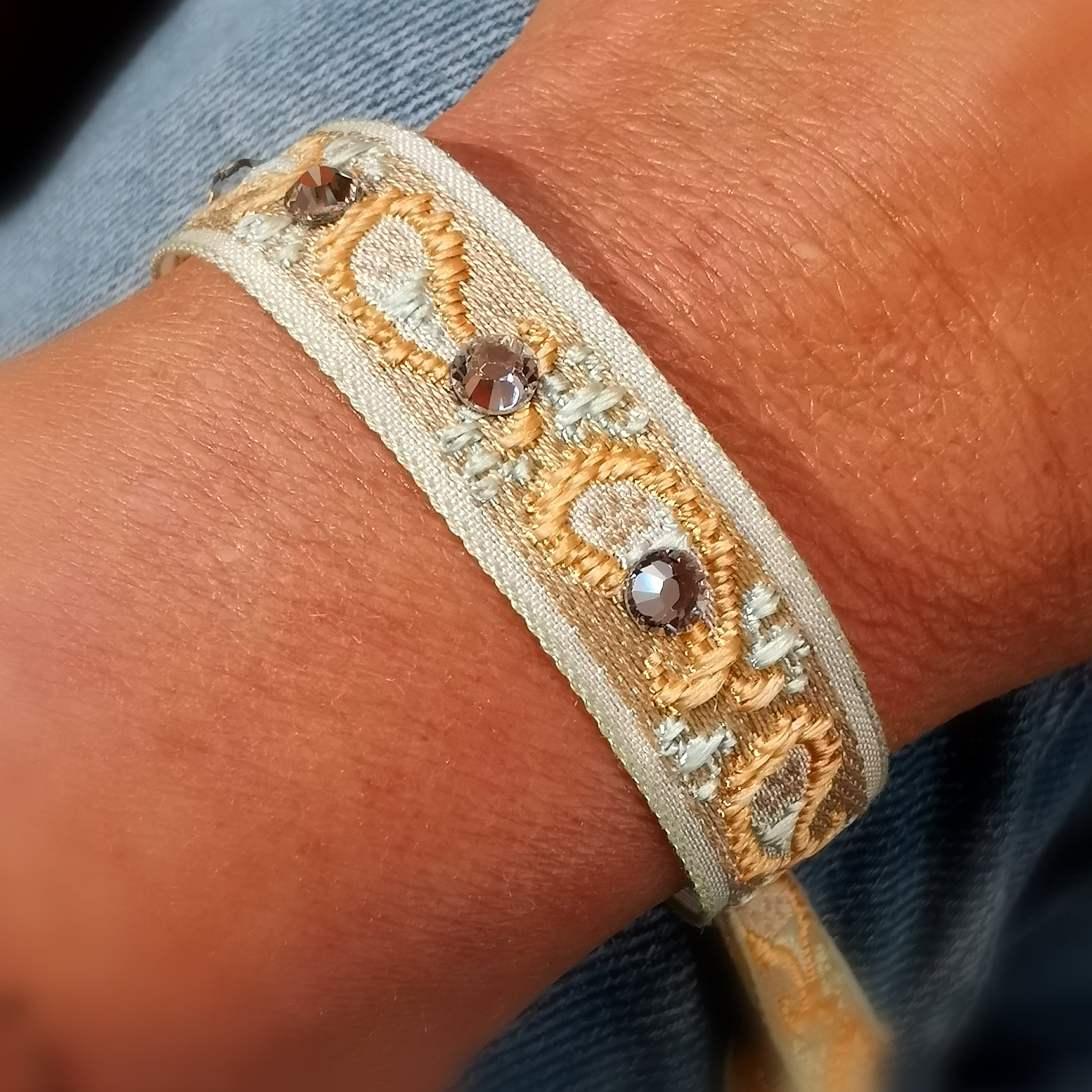 Brokat, Kristall, Aprikot Silbergrau: edles Hippie Karma Armband love peace and happiness, geweiht, Karma Schmuck, Lebenslust