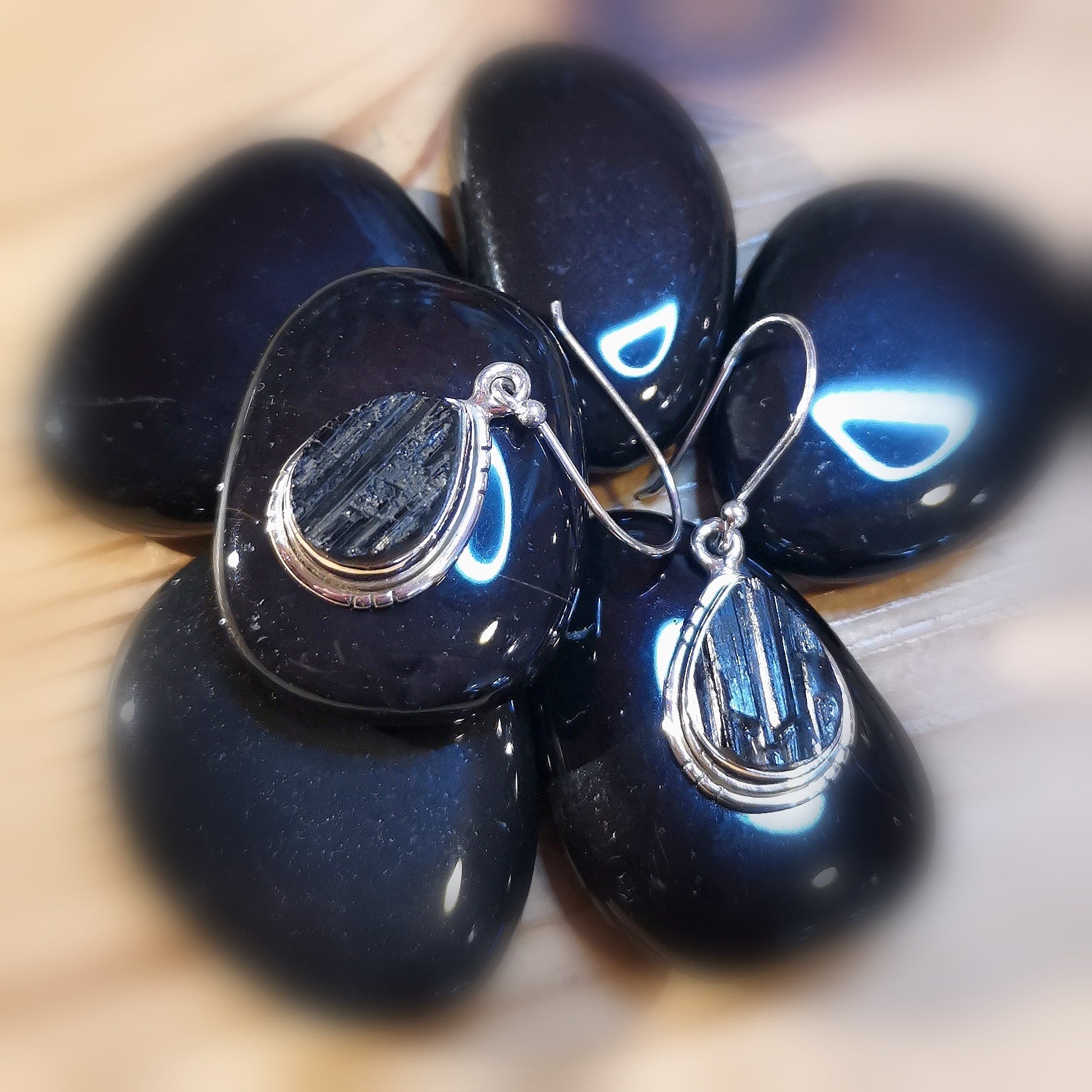 Turmalin Rohstein Tropfen Heilstein Ohrringe Ohrhänger geweiht, Karma Edelsteine in Sterlingsilber