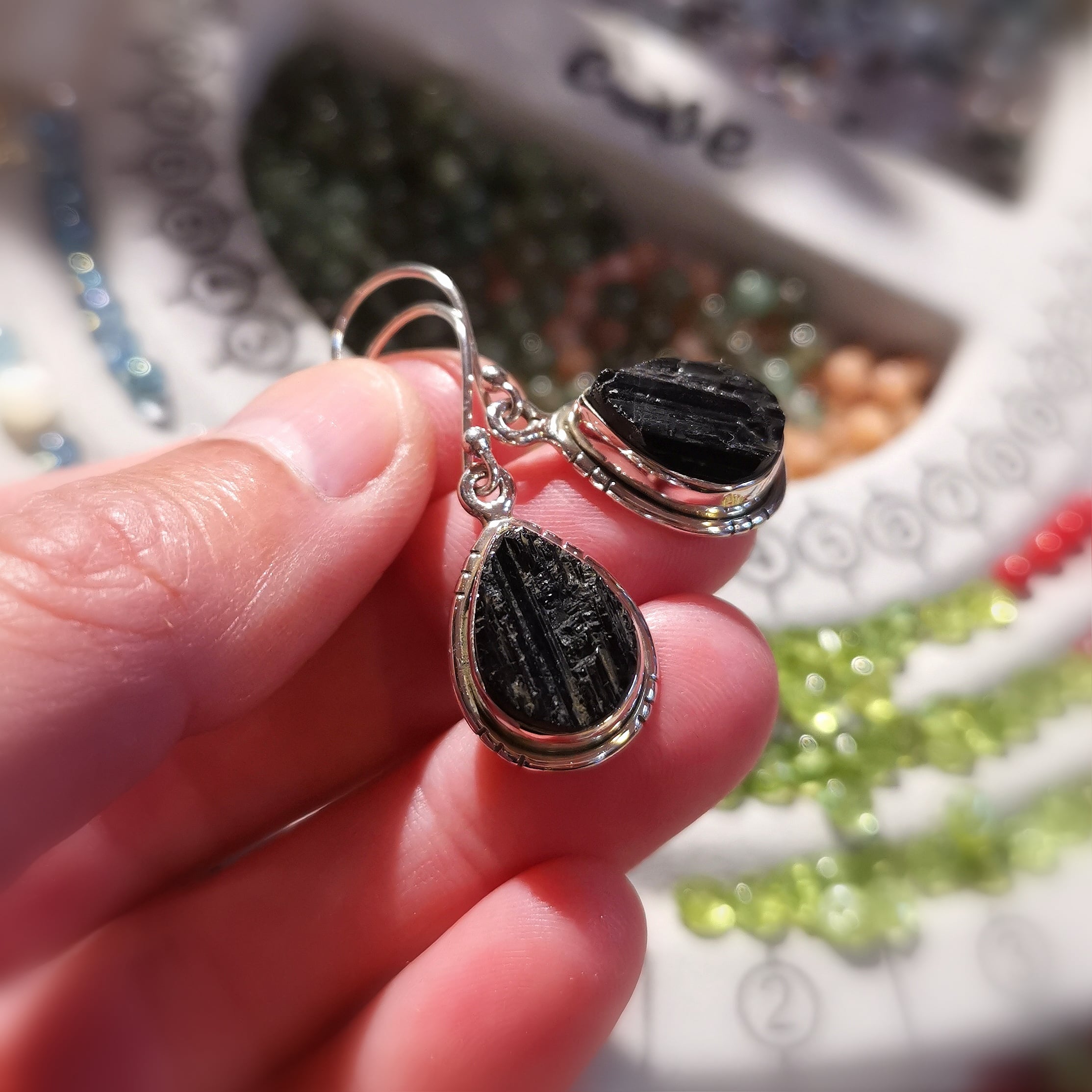 Turmalin Rohstein Tropfen Heilstein Ohrringe Ohrhänger geweiht, Karma Edelsteine in Sterlingsilber