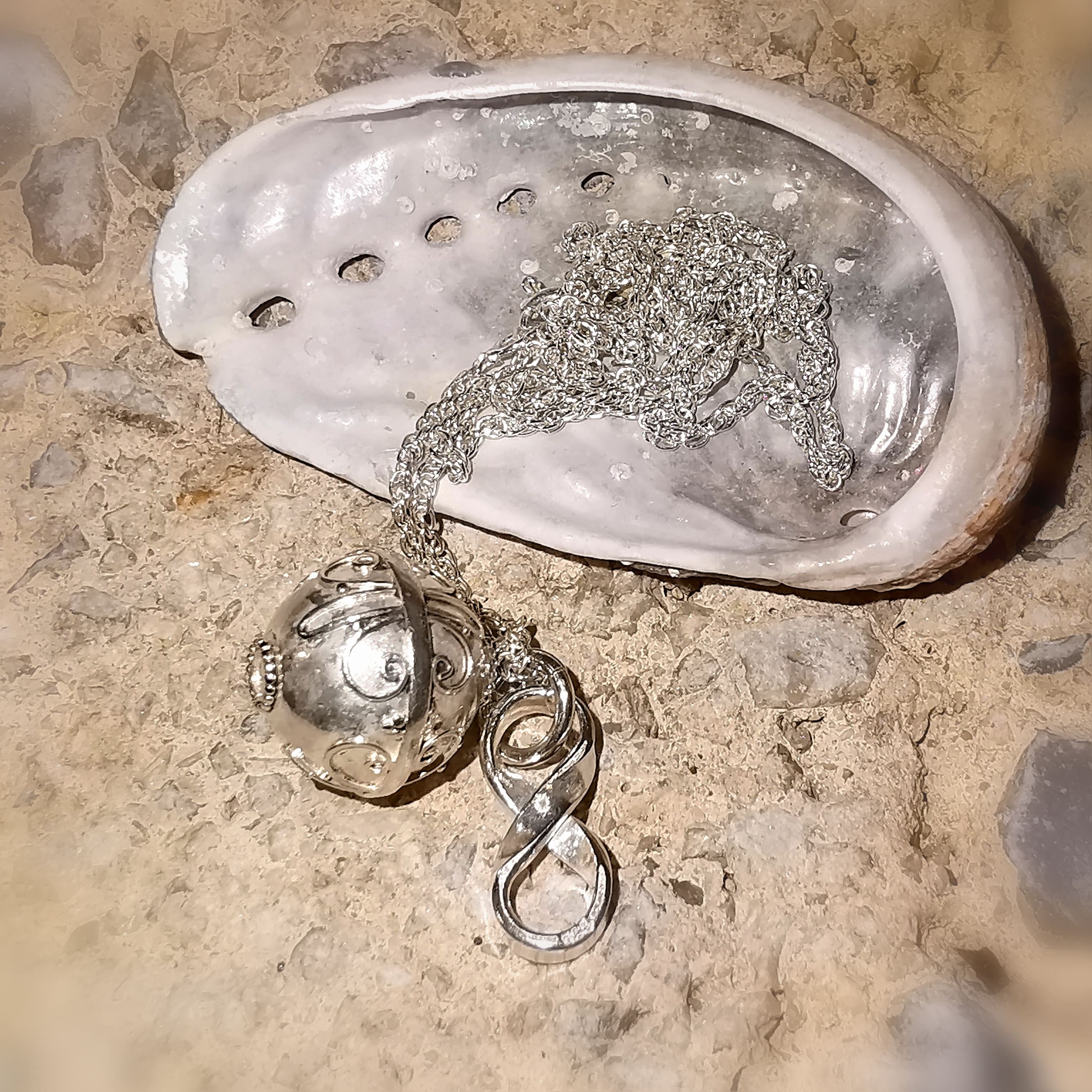 Engelsrufer Unendlichkeit Talisman Kurz Kette 40 cm, Karma Klangkugel, Symbol Infinity, geweiht "Liebesglück"