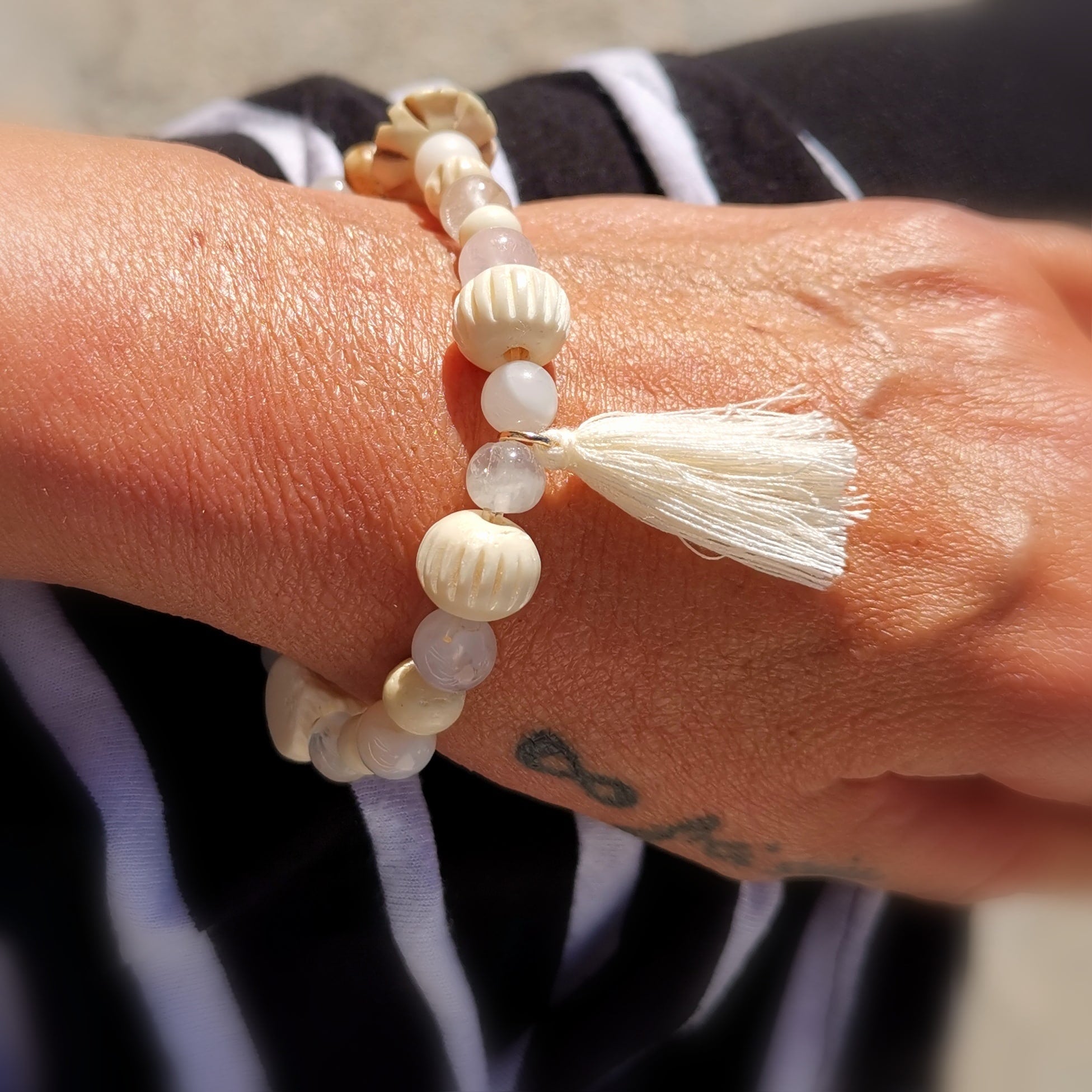 Edelstein Mix Karma Armband, Ton in Ton, Naturweiss Weiss, geweiht, Hippie Heilstein Mode, Klarheit und Frische
