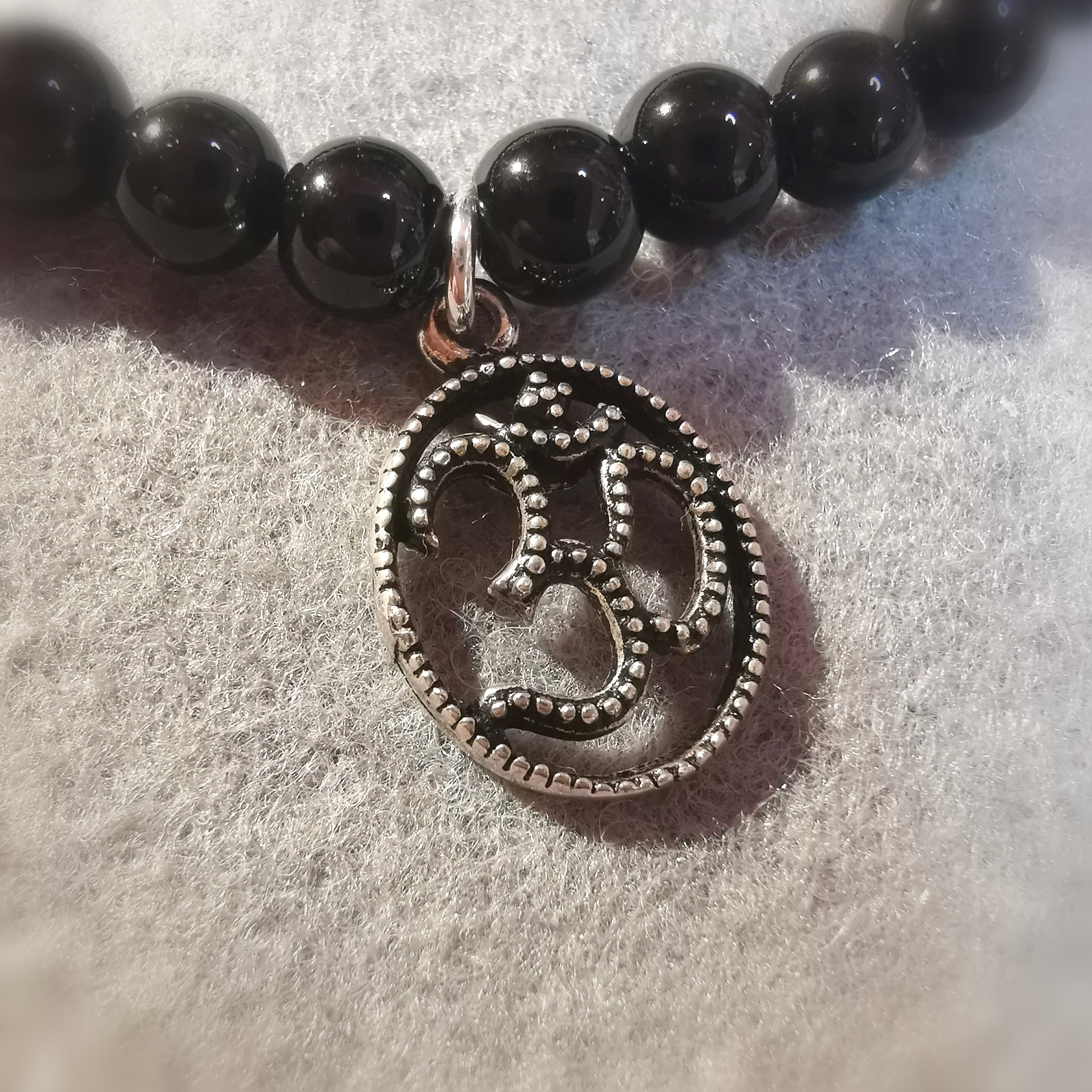 geweihtes Onyx extra AA Qualität mit OM Amulett Edelstein Karma Armband, Stabilität und Schutz