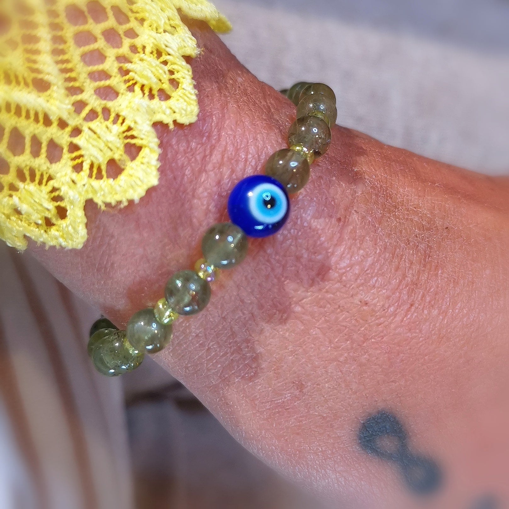 geweihtes Olivin Peridot türkisches Auge, Auge von Nazar Edelstein Heilstein Karma Armband, edle Hippie Mode, Schutz und Lebensfreude